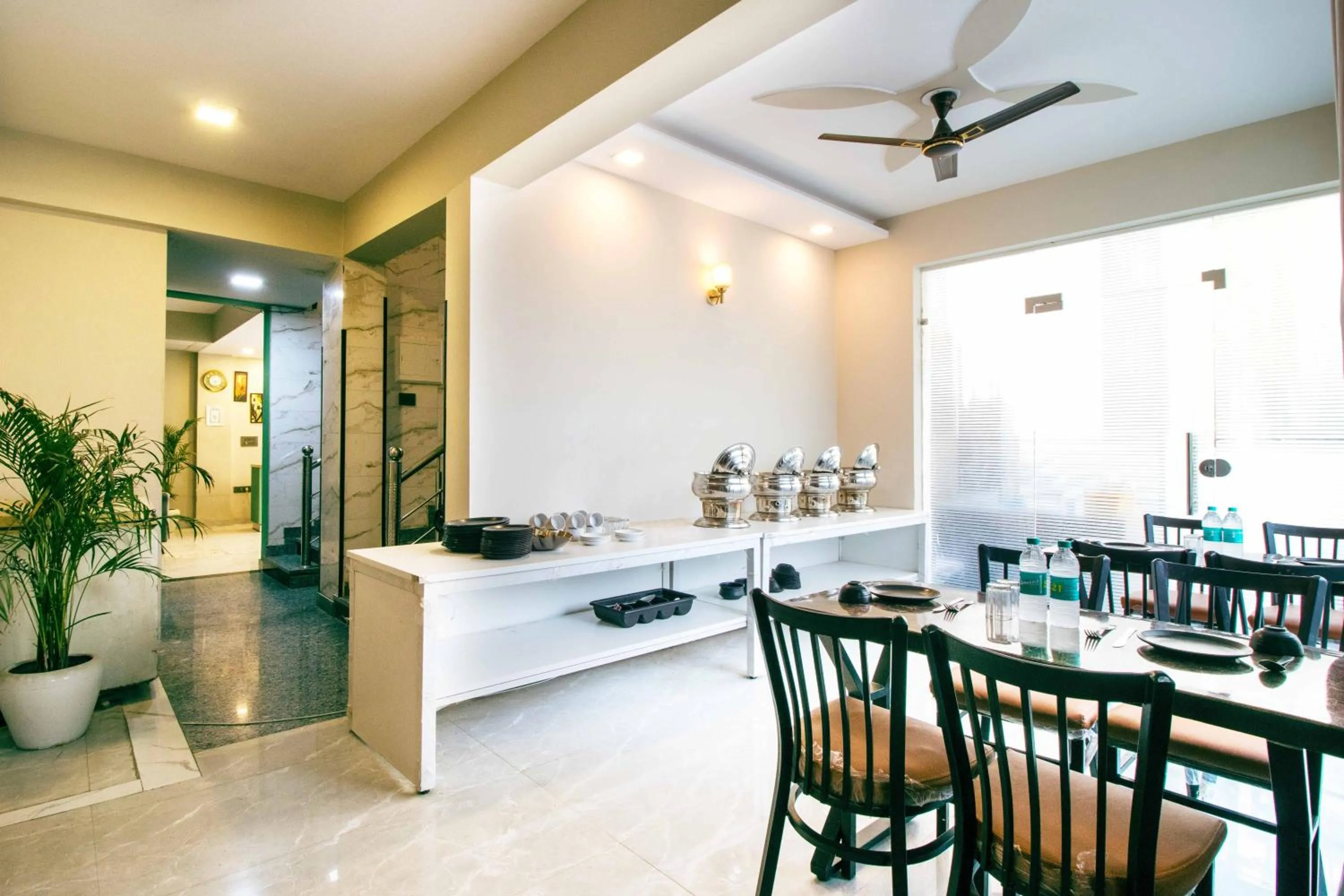 Restaurant/places to eat in Treebo Elite Corporate, Sector 62