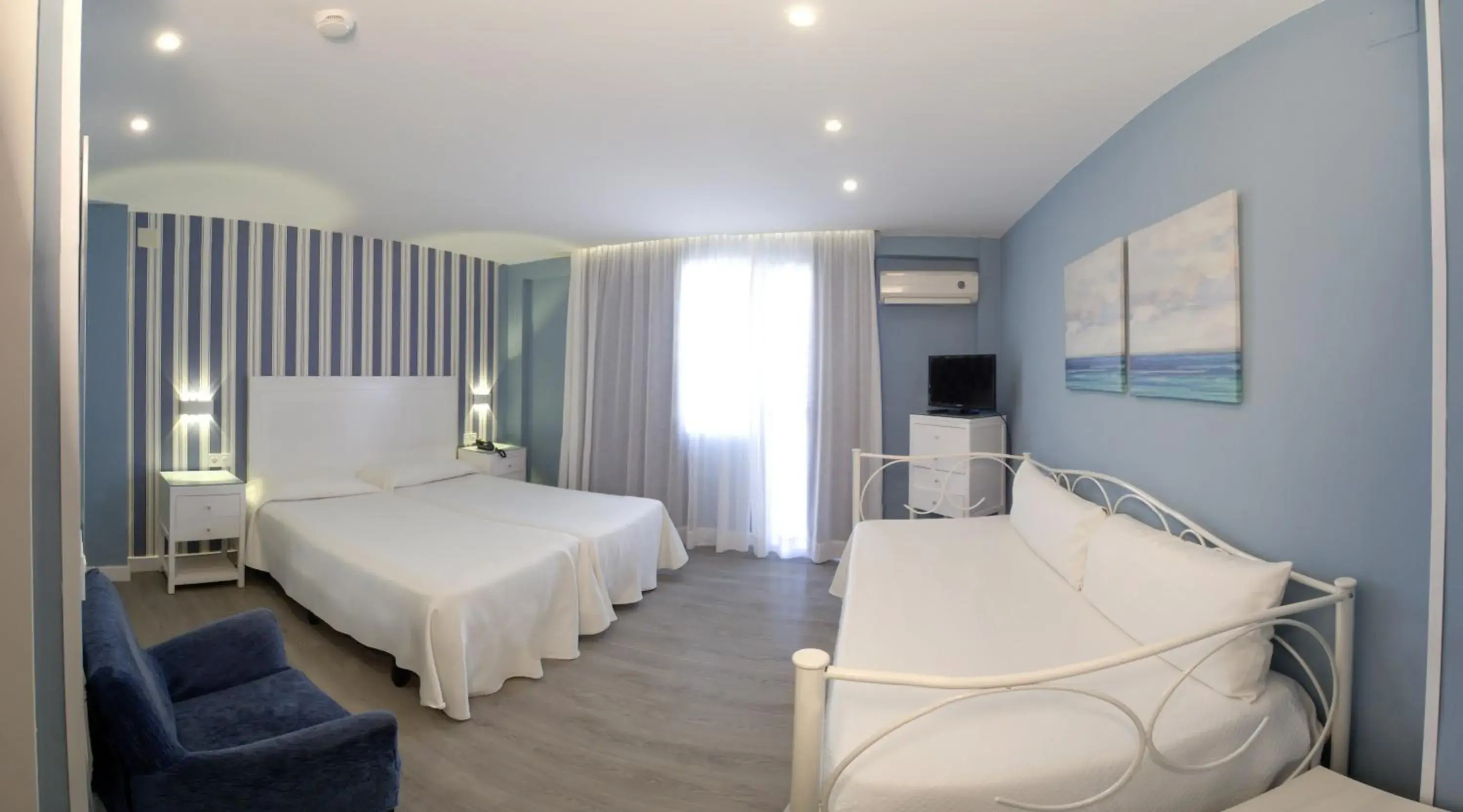 Photo of the whole room, Bed in La Barracuda Photo of the whole room, Bed in La Barracuda