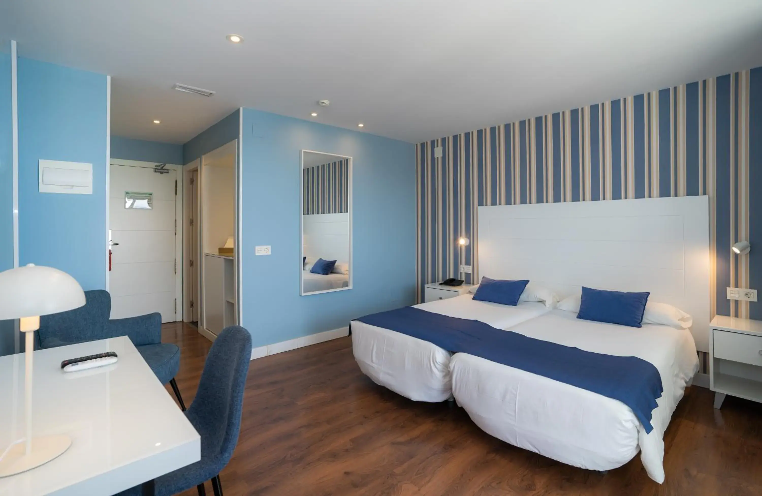 Photo of the whole room, Bed in La Barracuda Photo of the whole room, Bed in La Barracuda