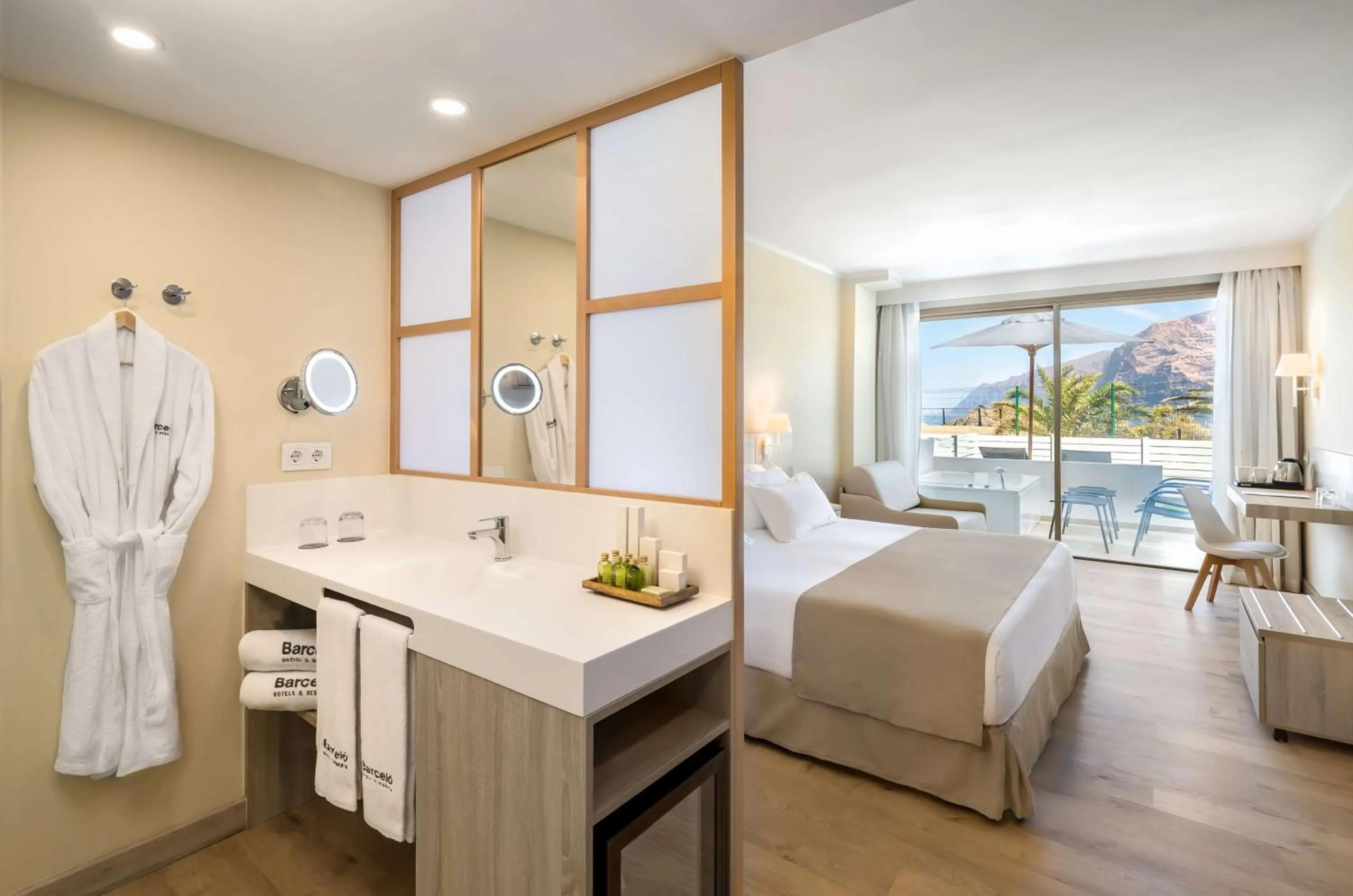 Bathroom, Bed in Barceló Santiago - Adults Only