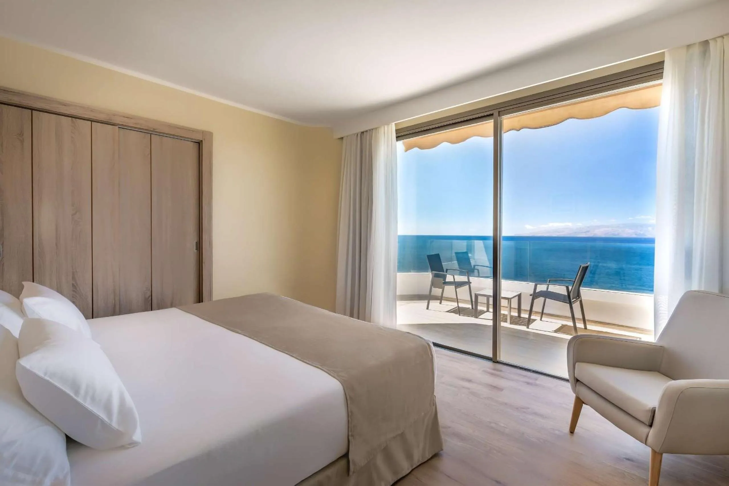 Photo of the whole room, Bed in Barceló Santiago - Adults Only