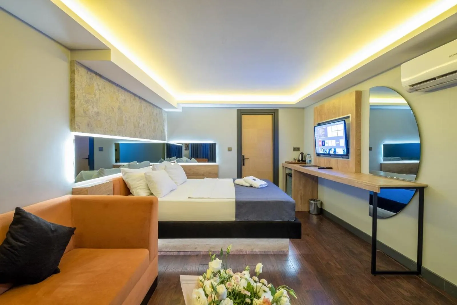 Photo of the whole room, Bed in 216 Bosphorus
