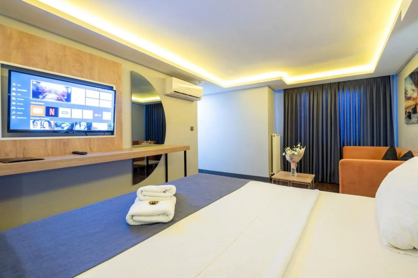 Photo of the whole room, Bed in 216 Bosphorus