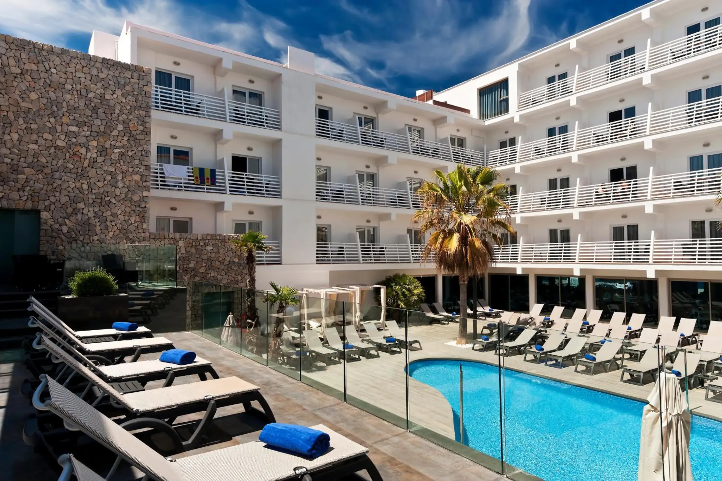 Swimming pool in Barceló Hamilton Menorca - Adults Only Swimming pool in Barceló Hamilton Menorca - Adults Only