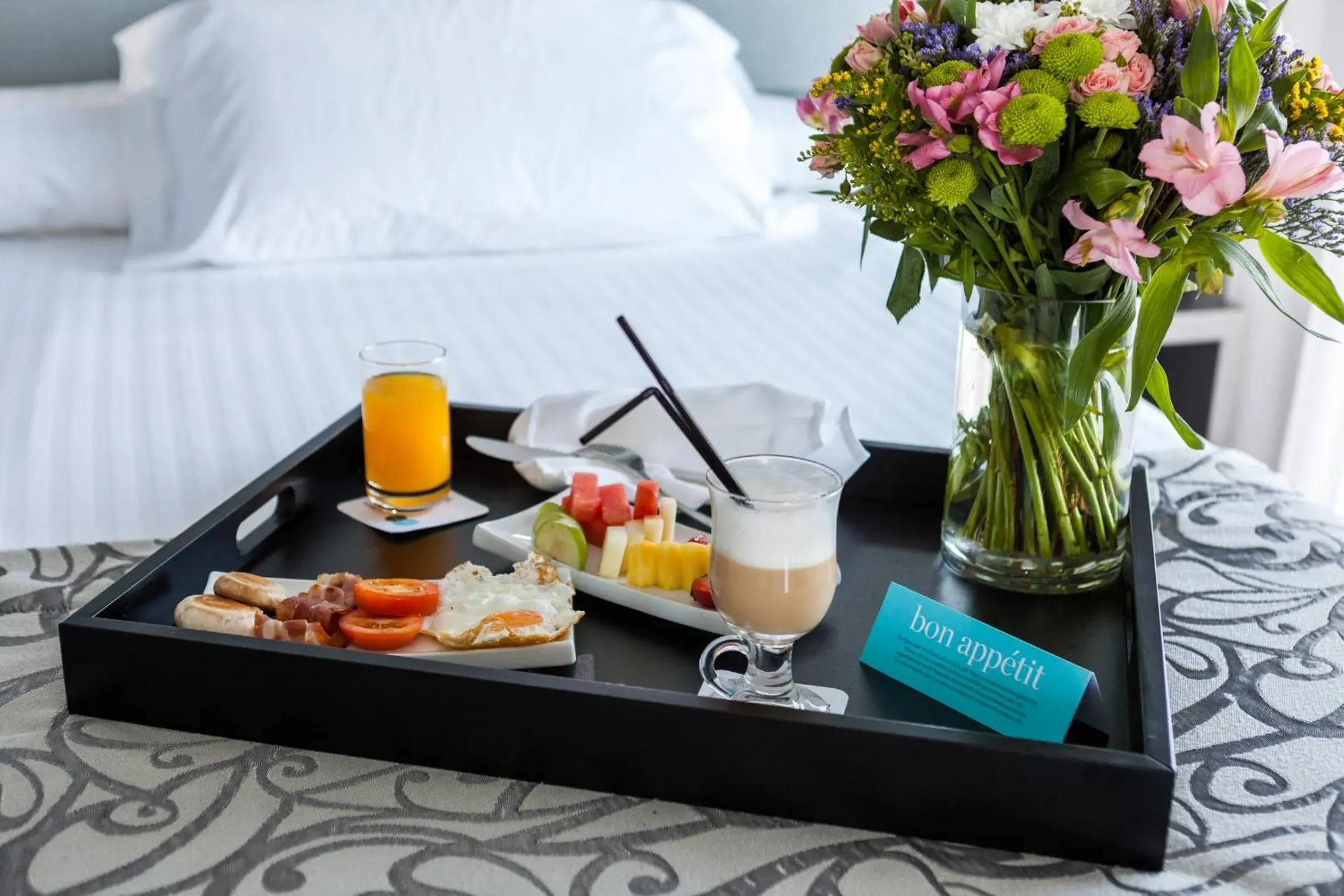 Food and drinks, Bed in Barceló Hamilton Menorca - Adults Only Food and drinks, Bed in Barceló Hamilton Menorca - Adults Only