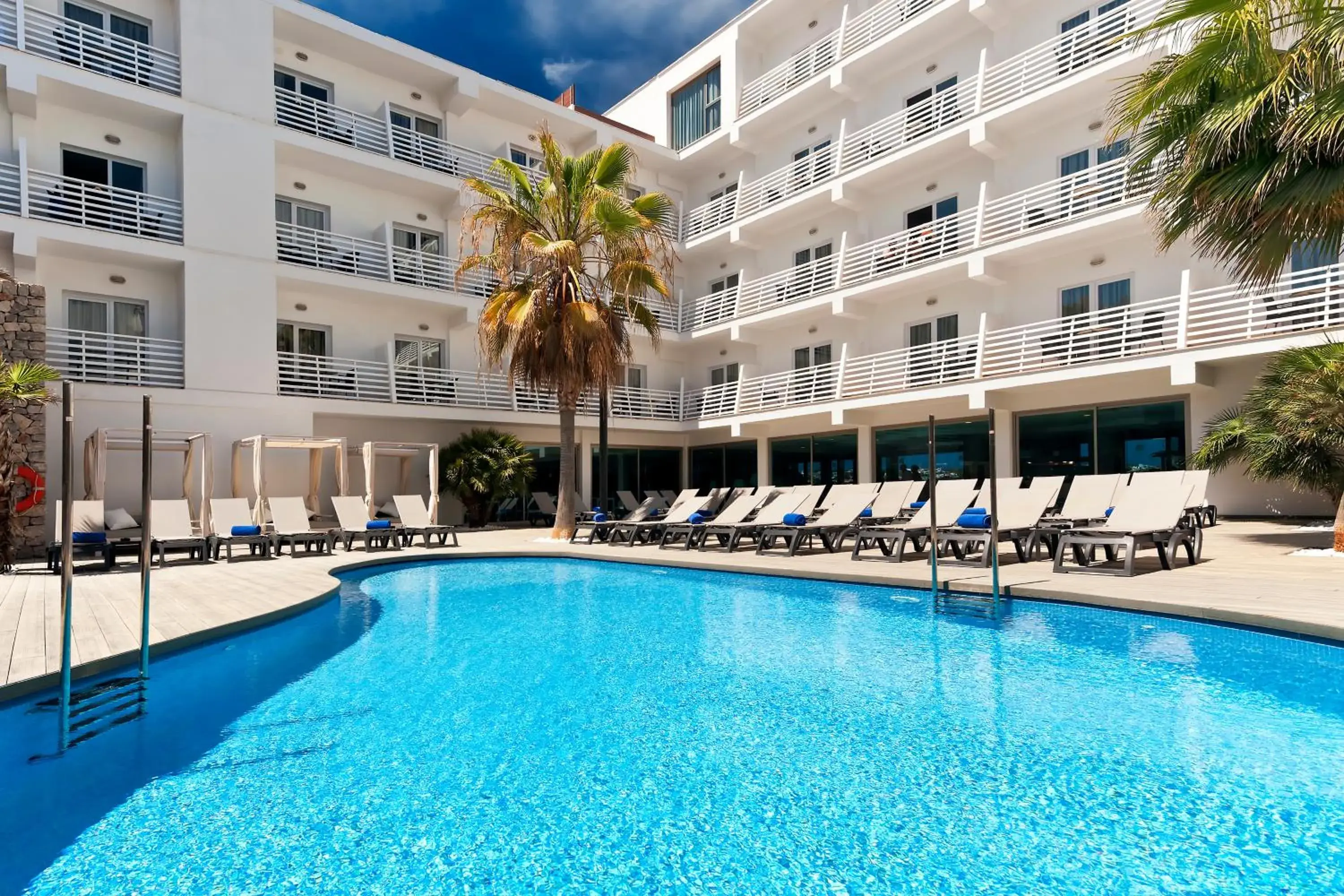 Swimming pool in Barceló Hamilton Menorca - Adults Only Swimming pool in Barceló Hamilton Menorca - Adults Only
