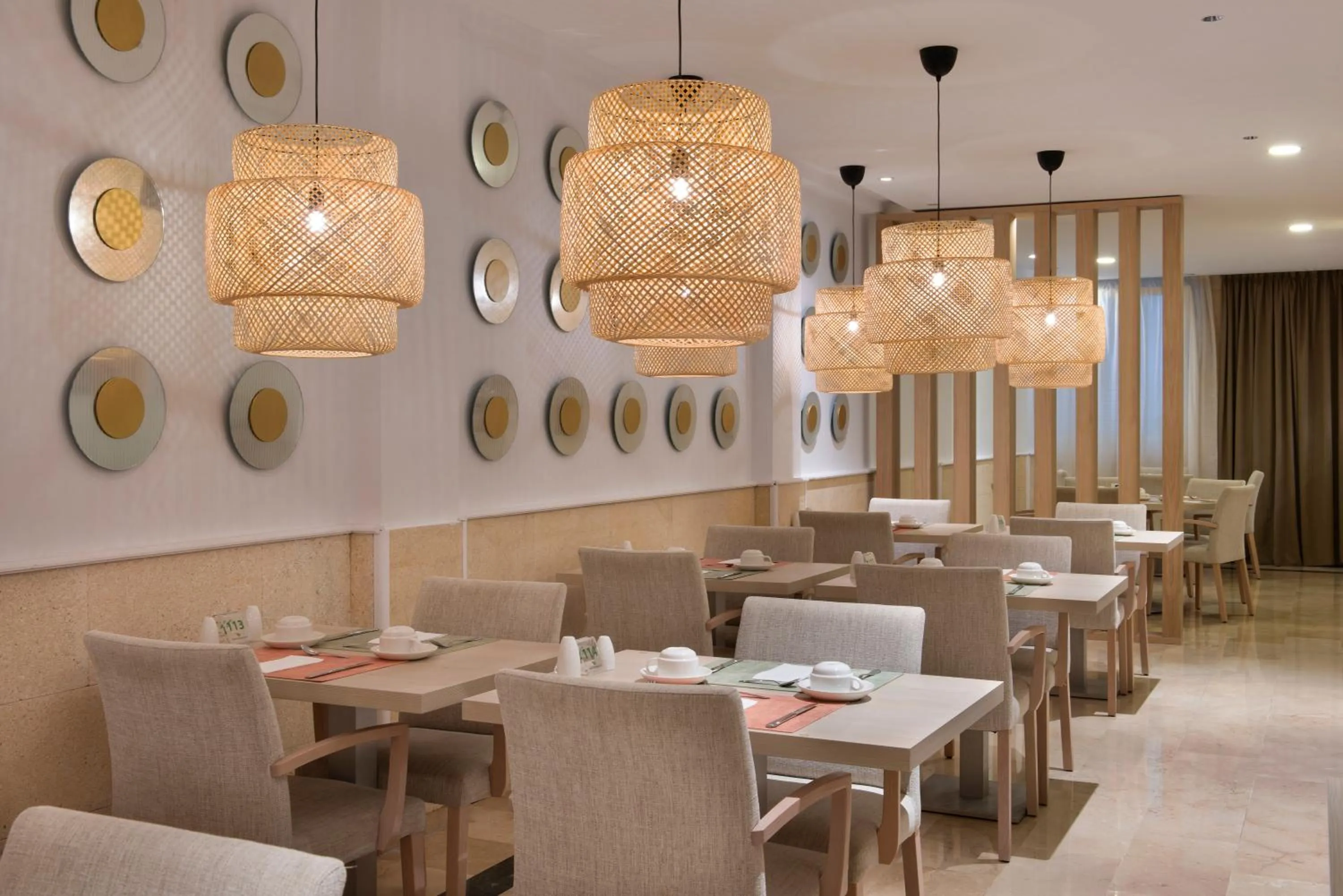 Restaurant/places to eat in Valentin Somni Hotel & Suites