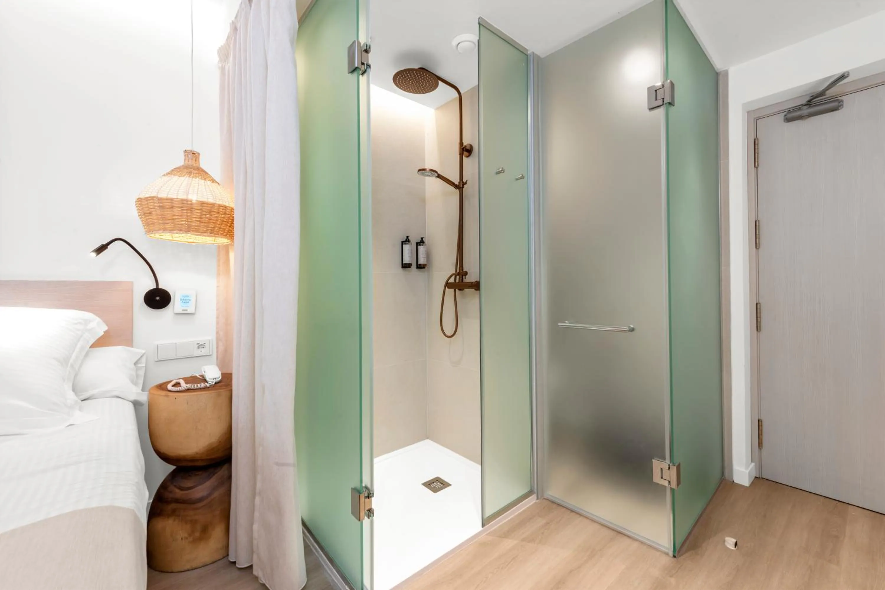 Shower, Bed in Valentin Grand Park Suite Hotel