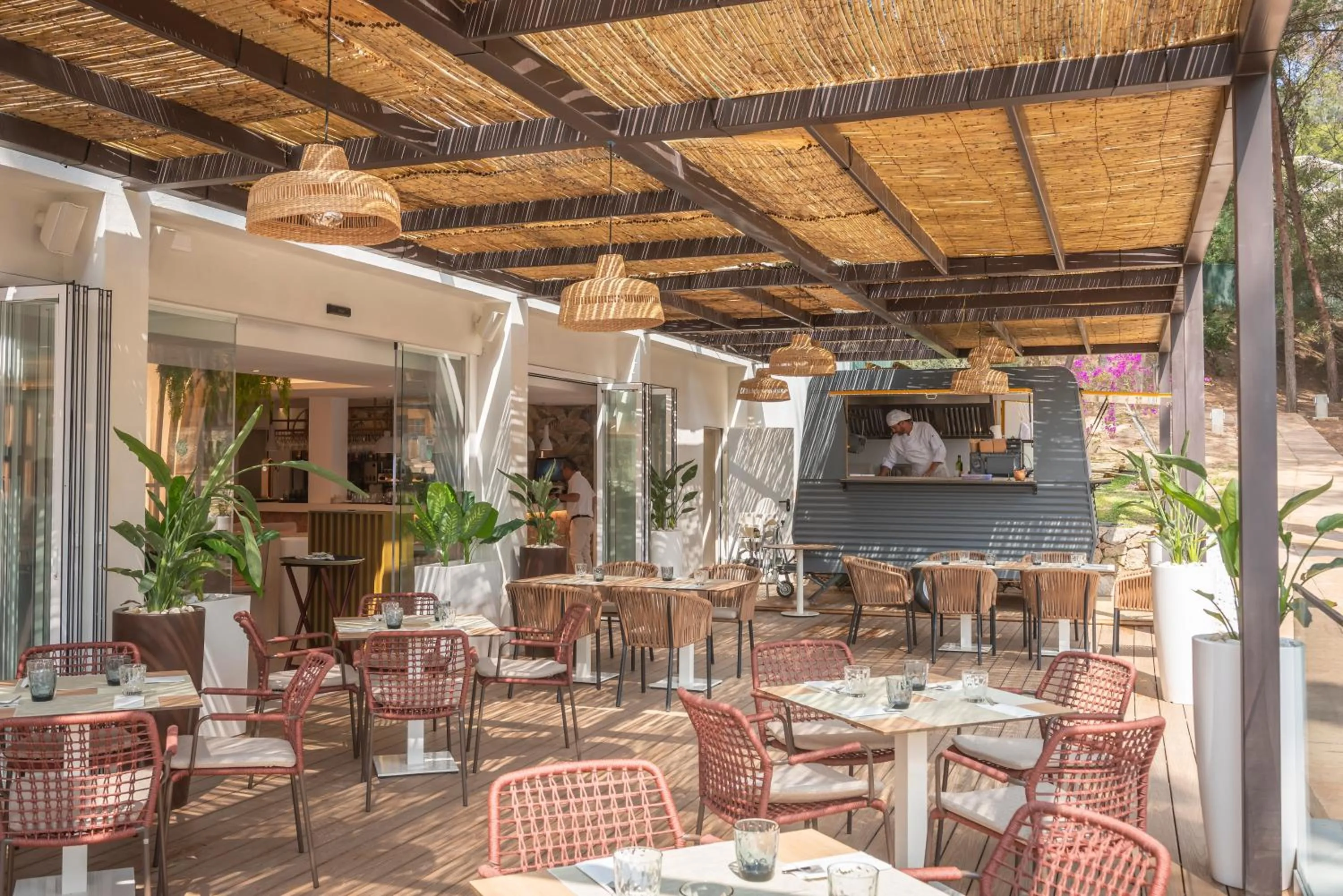 Restaurant/places to eat in Valentin Grand Park Suite Hotel