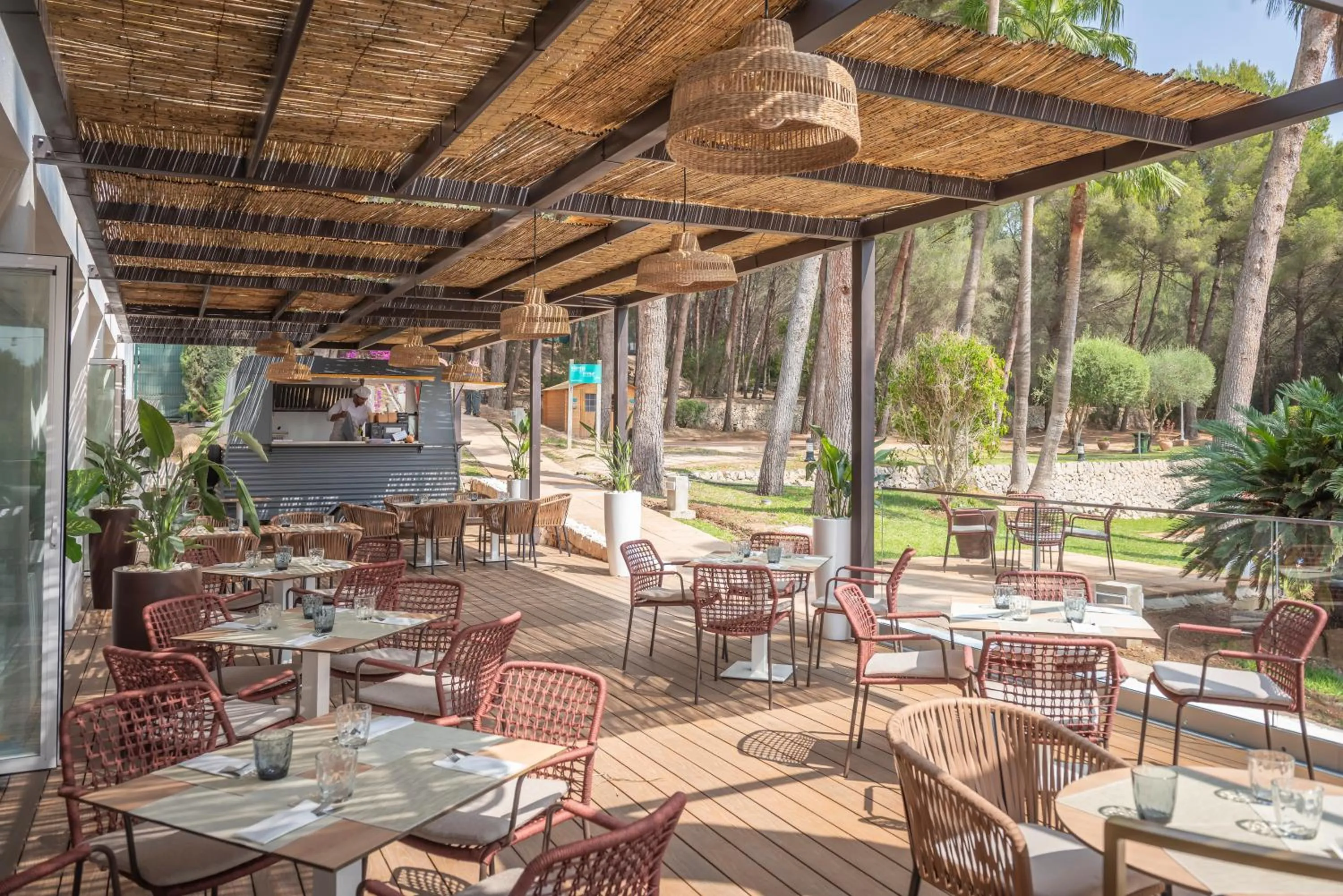 Restaurant/places to eat in Valentin Grand Park Suite Hotel