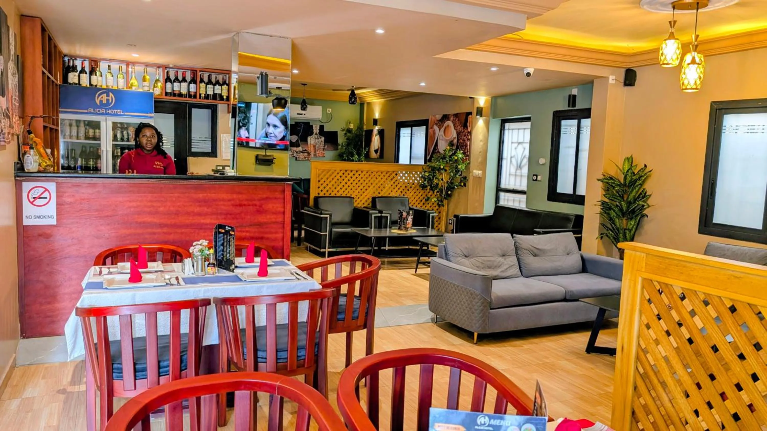 Restaurant/places to eat in ALICIA HOTEL