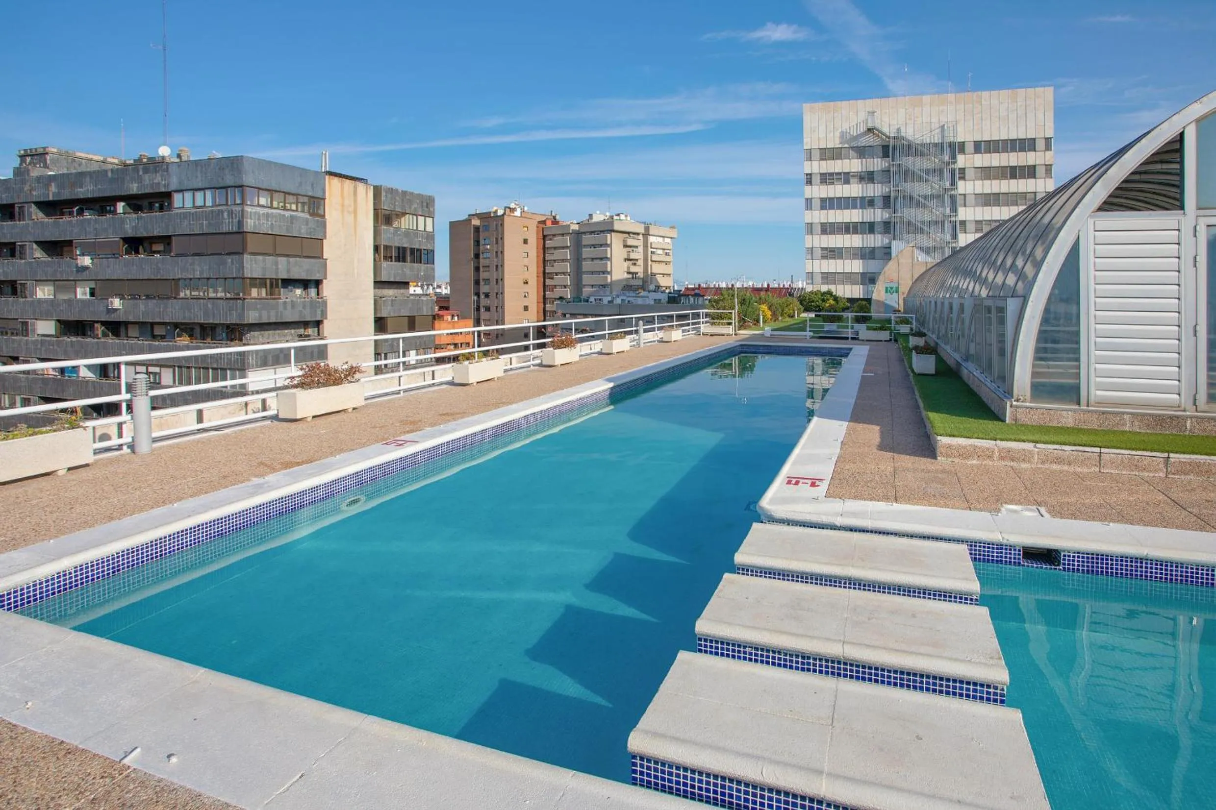 Swimming pool in Pierre & Vacances Apartamentos Edificio Eurobuilding 2