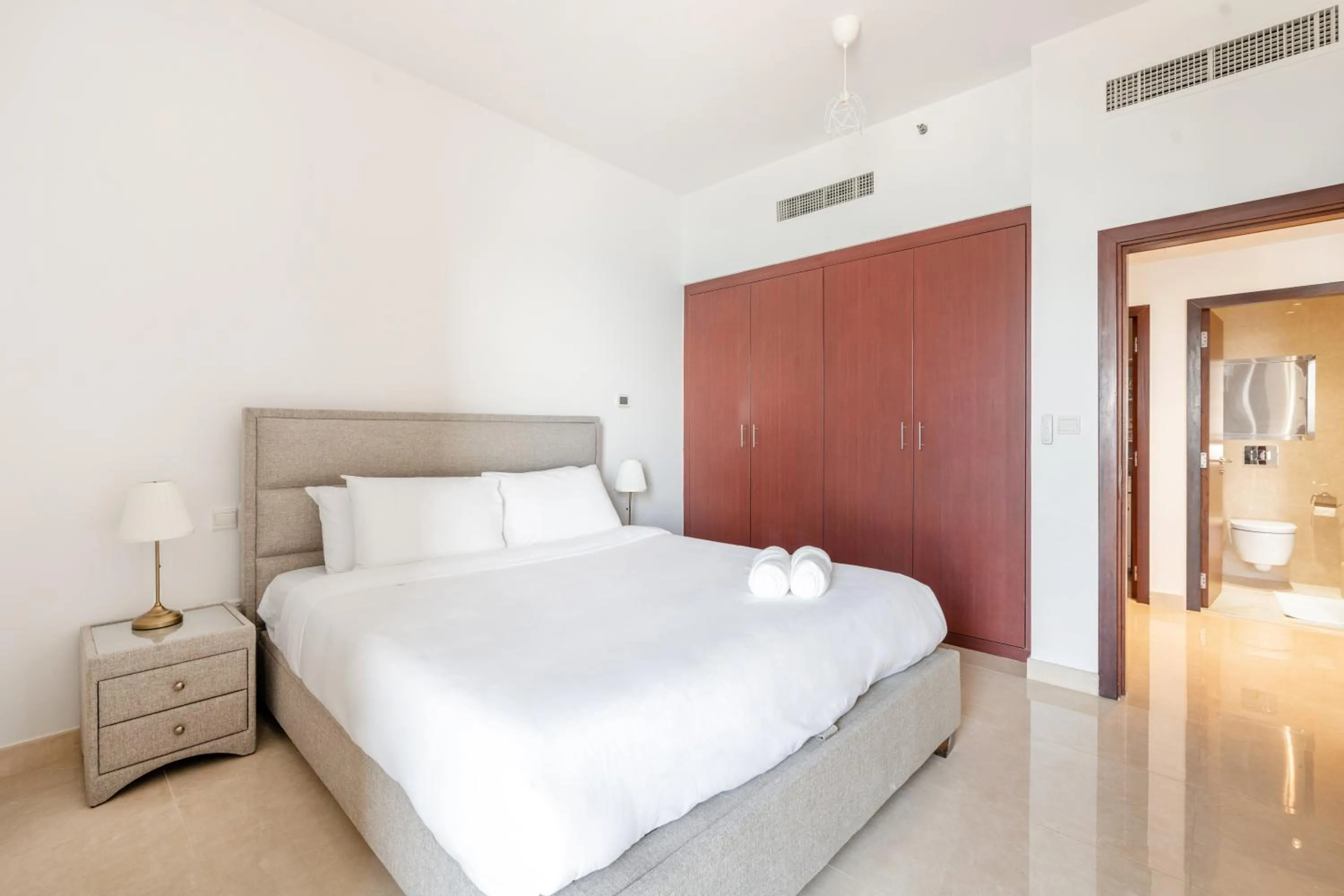 Bed in Deluxe Retreat In JBR - Million Dollar View - Balcony
