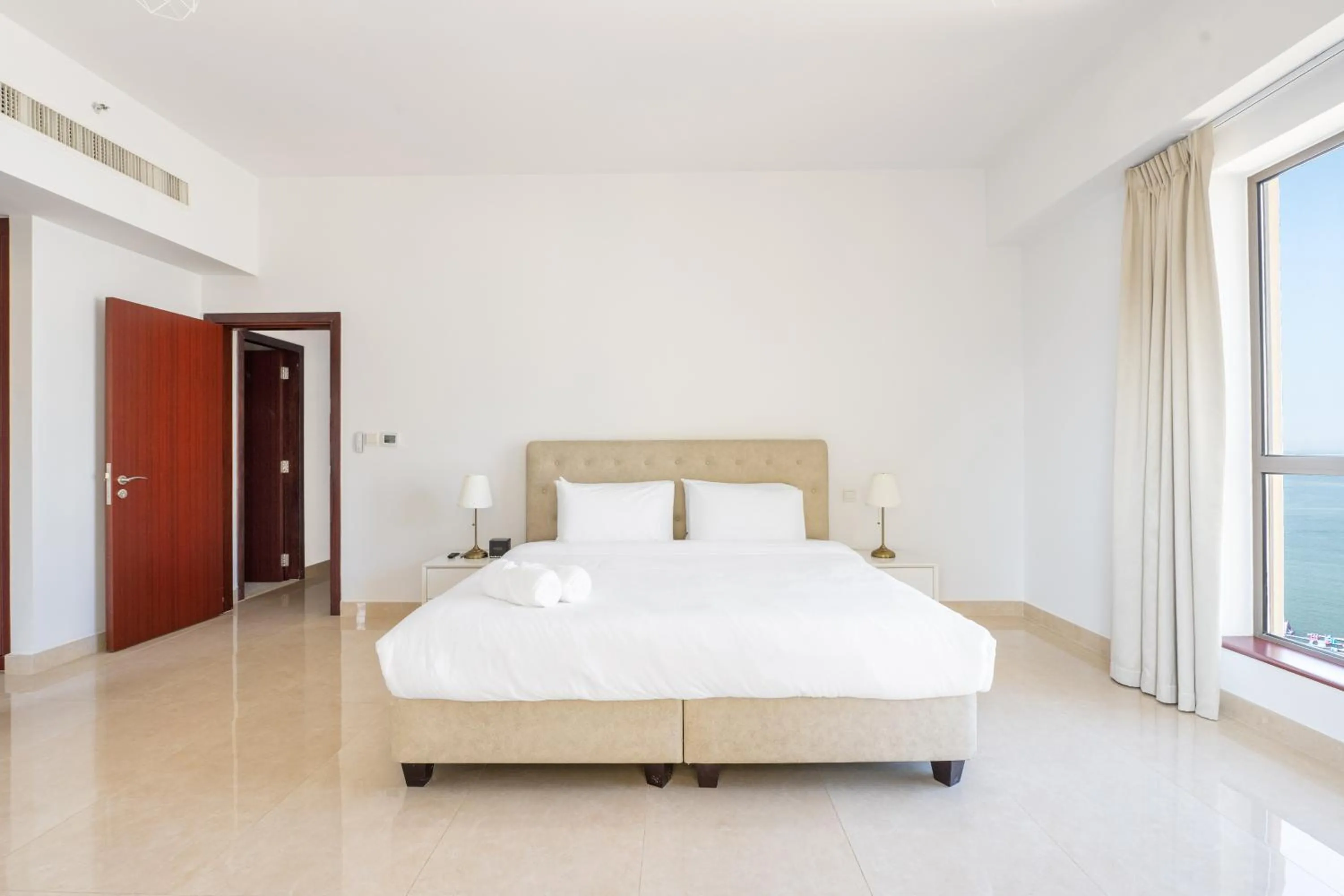 Bed in Deluxe Retreat In JBR - Million Dollar View - Balcony