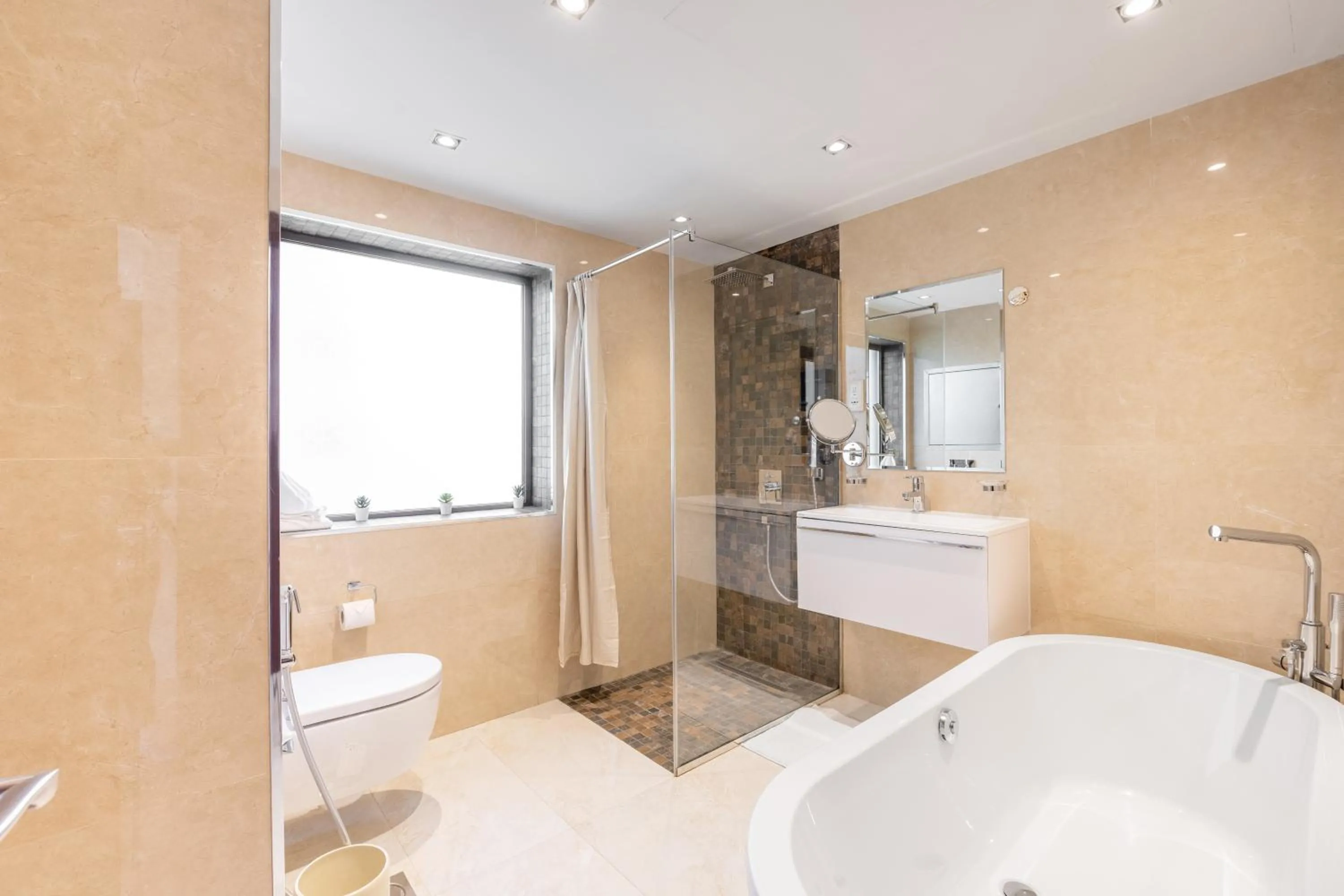 Shower in Deluxe Retreat In JBR - Million Dollar View - Balcony