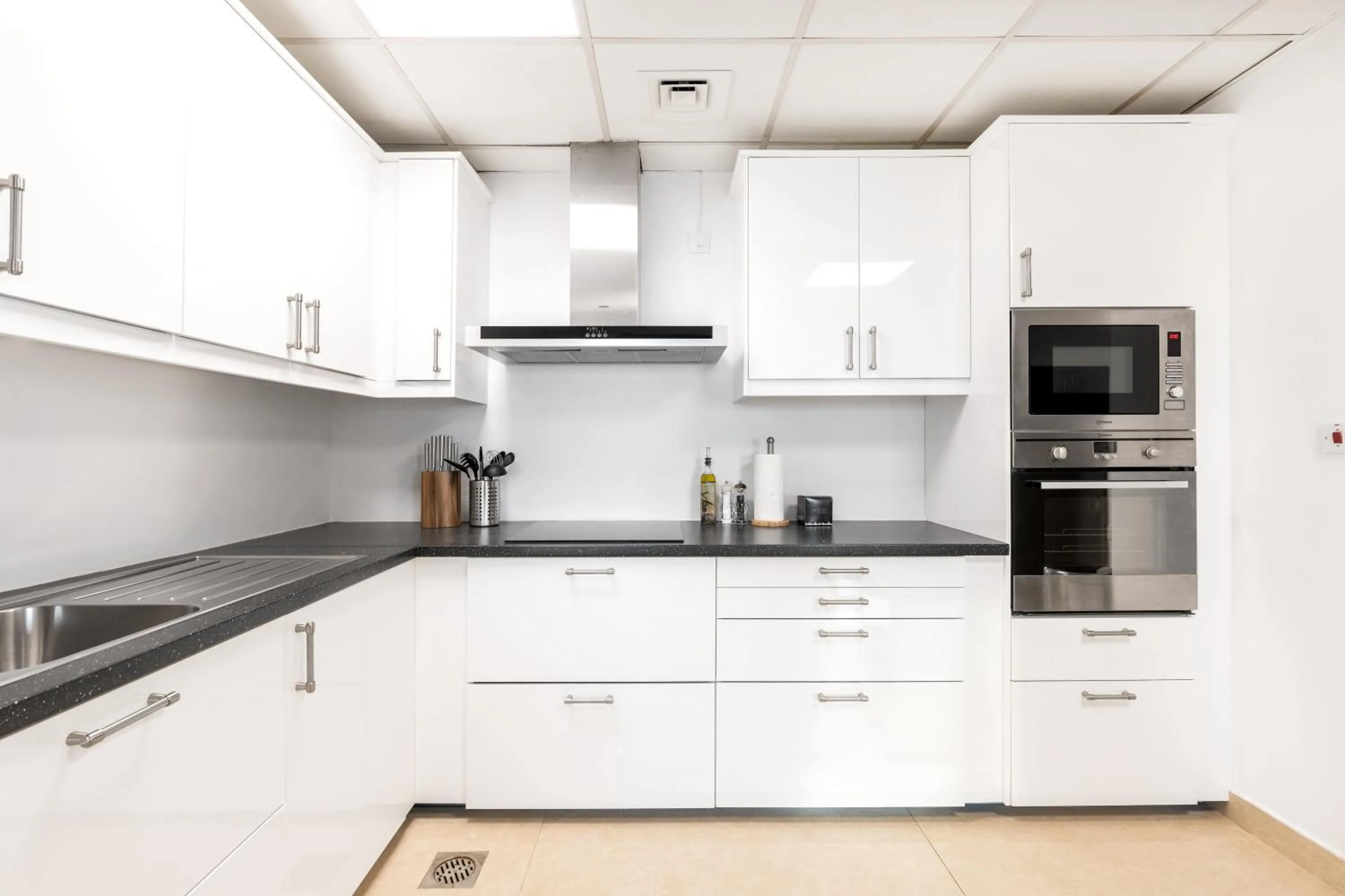 Kitchen or kitchenette in Deluxe Retreat In JBR - Million Dollar View - Balcony