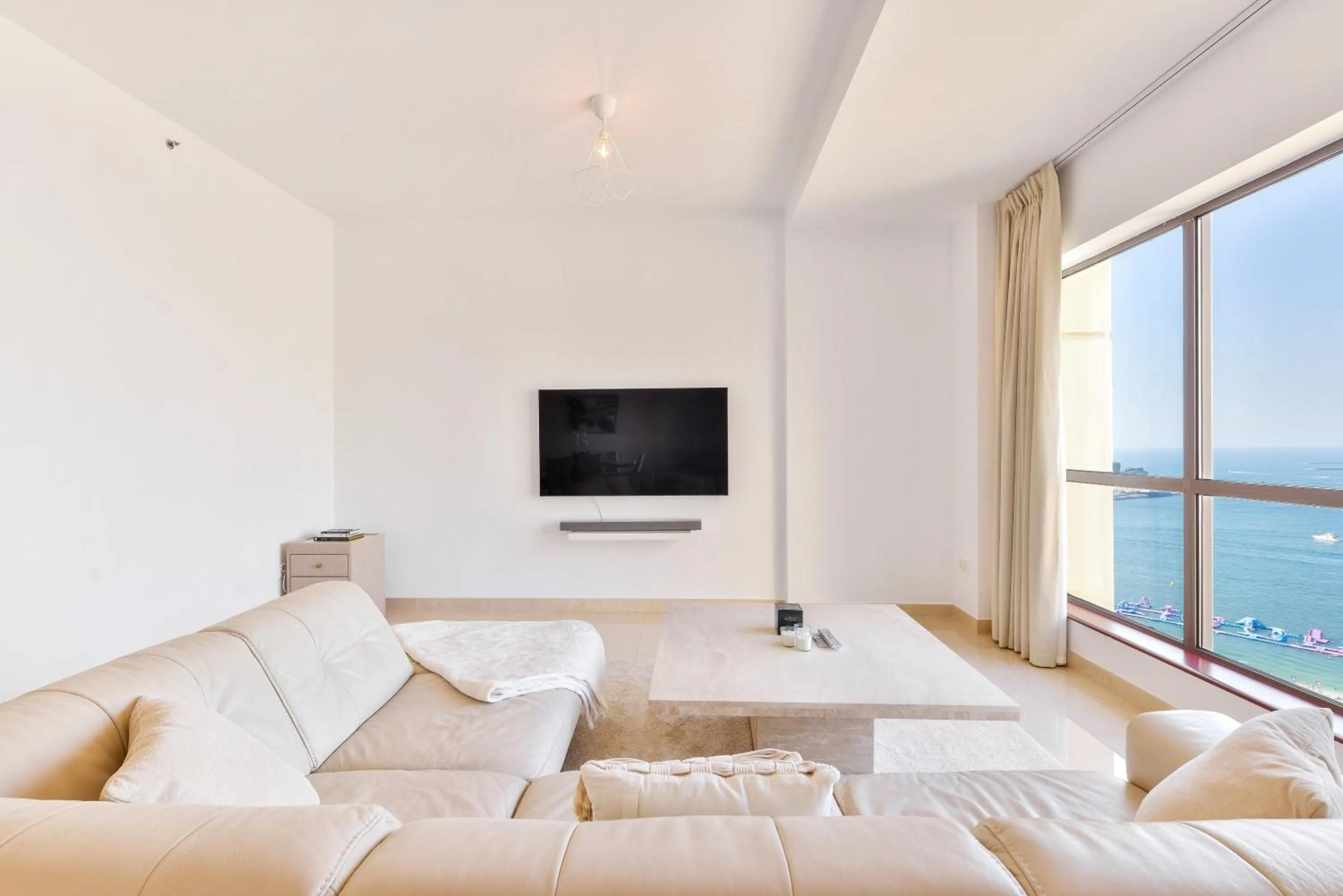 Communal lounge/ TV room in Deluxe Retreat In JBR - Million Dollar View - Balcony