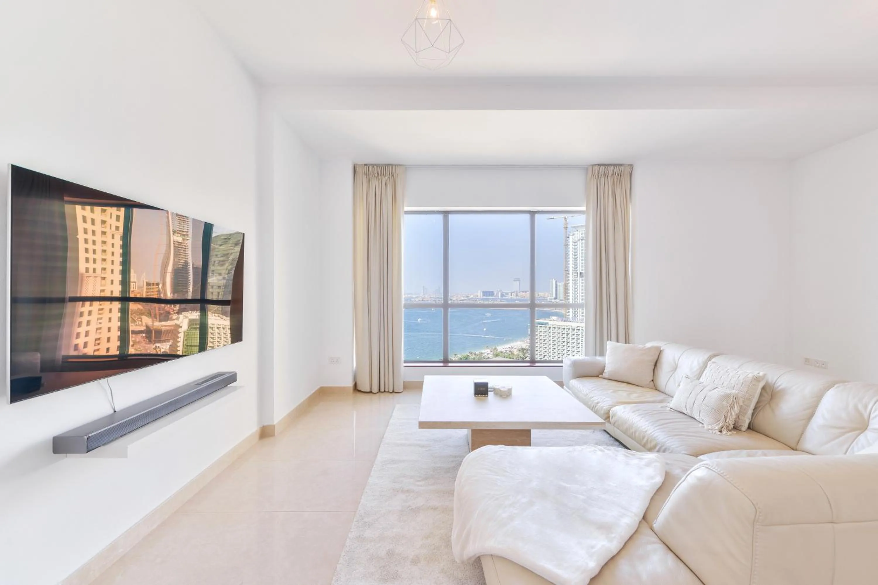 Communal lounge/ TV room in Deluxe Retreat In JBR - Million Dollar View - Balcony