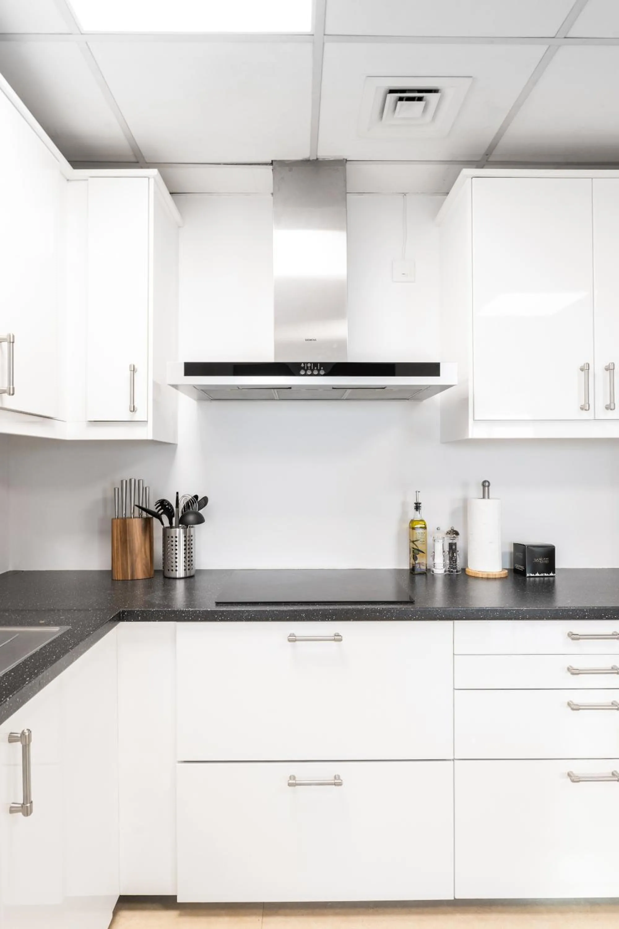 Kitchen or kitchenette in Deluxe Retreat In JBR - Million Dollar View - Balcony