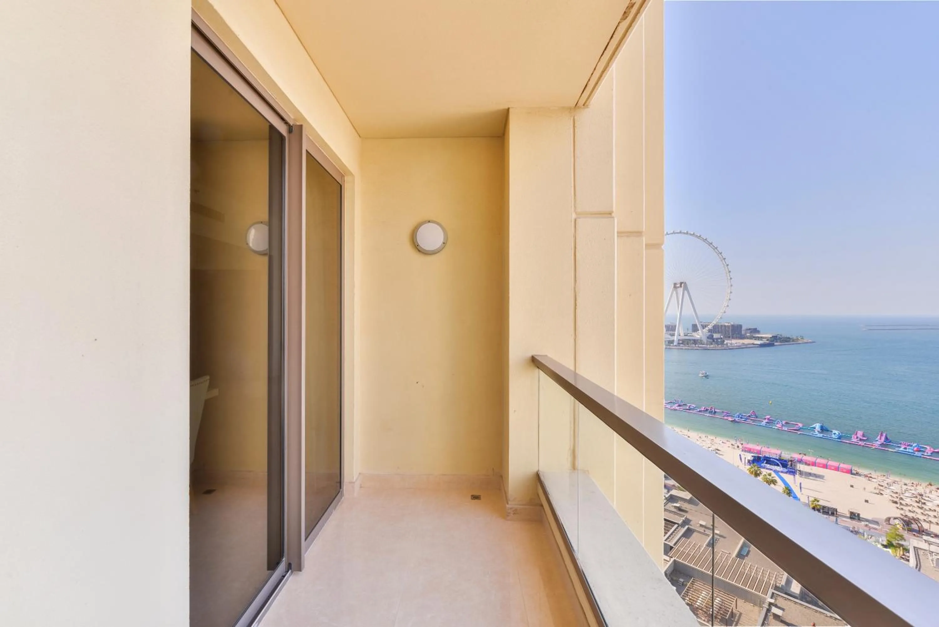 Day in Deluxe Retreat In JBR - Million Dollar View - Balcony