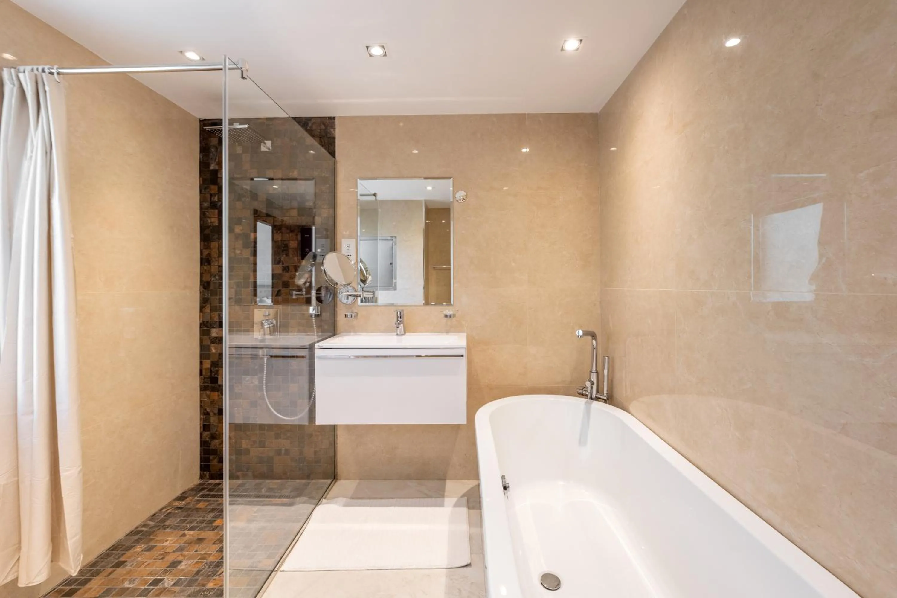 Shower in Deluxe Retreat In JBR - Million Dollar View - Balcony