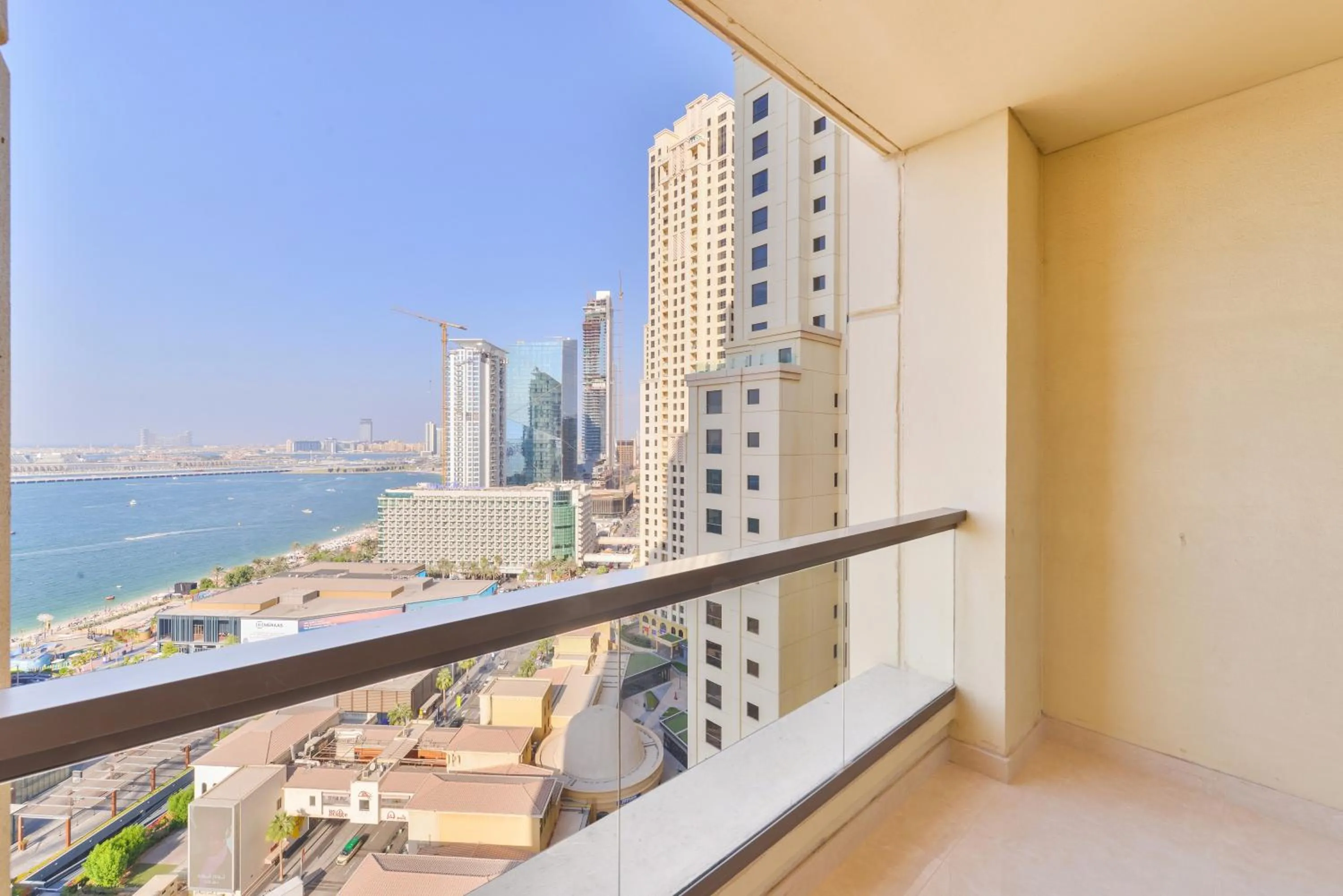 Day in Deluxe Retreat In JBR - Million Dollar View - Balcony