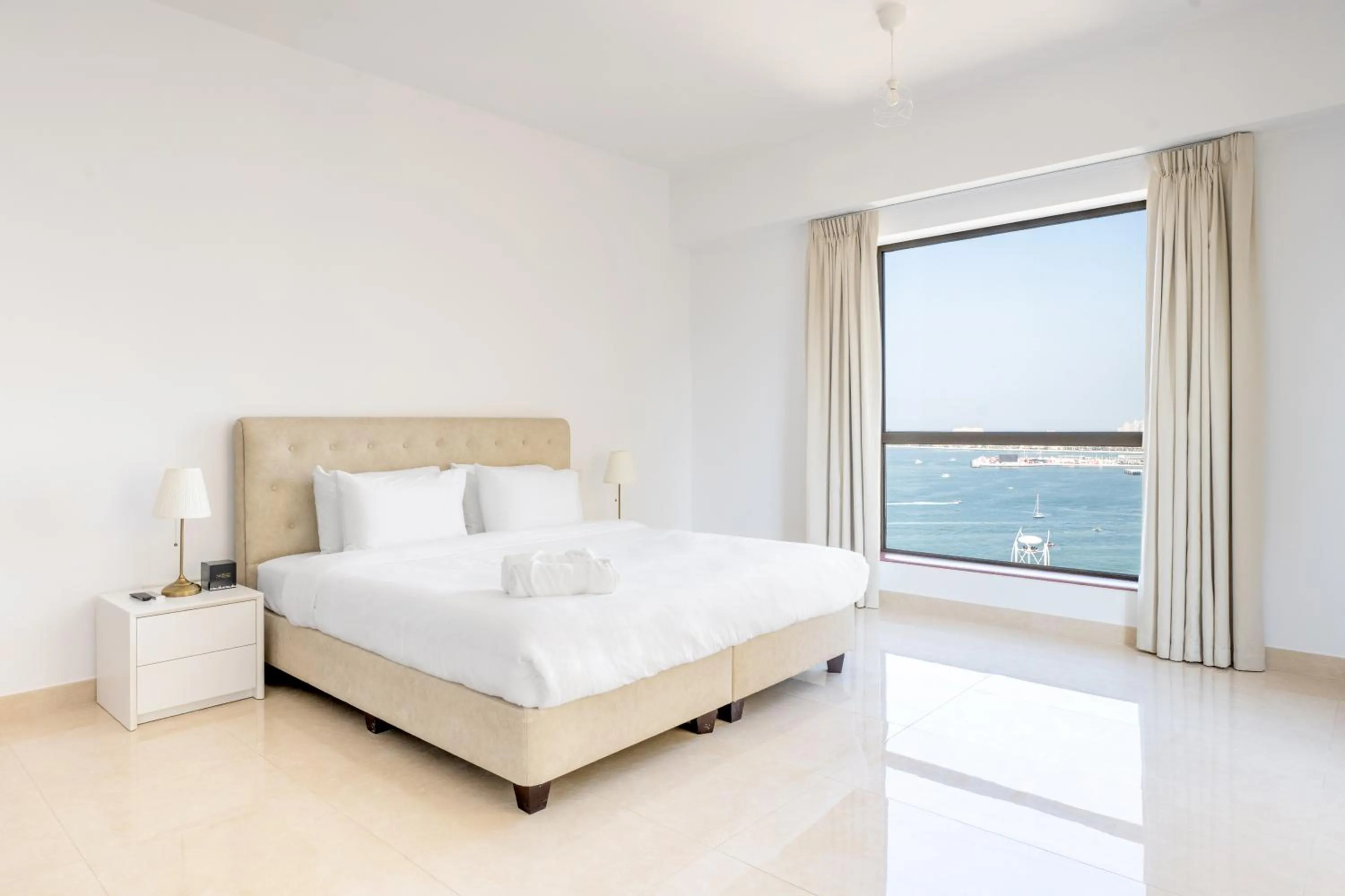 Bed in Deluxe Retreat In JBR - Million Dollar View - Balcony
