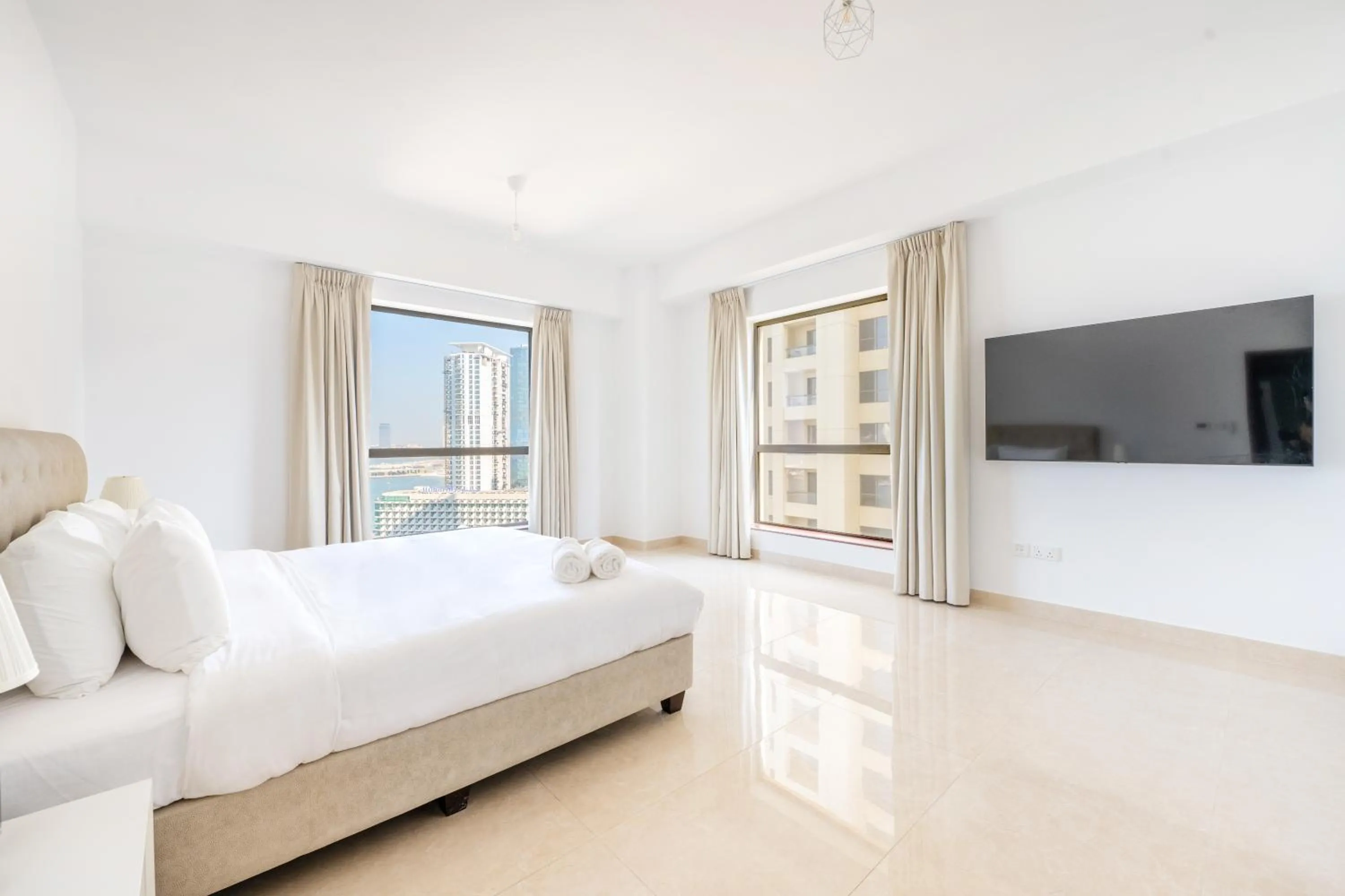 Bed in Deluxe Retreat In JBR - Million Dollar View - Balcony
