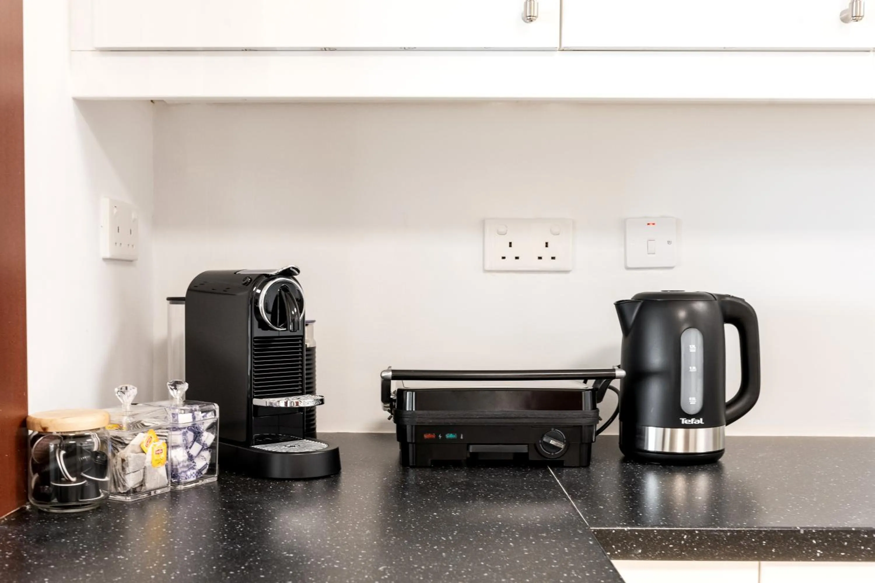 Coffee/tea facilities in Deluxe Retreat In JBR - Million Dollar View - Balcony