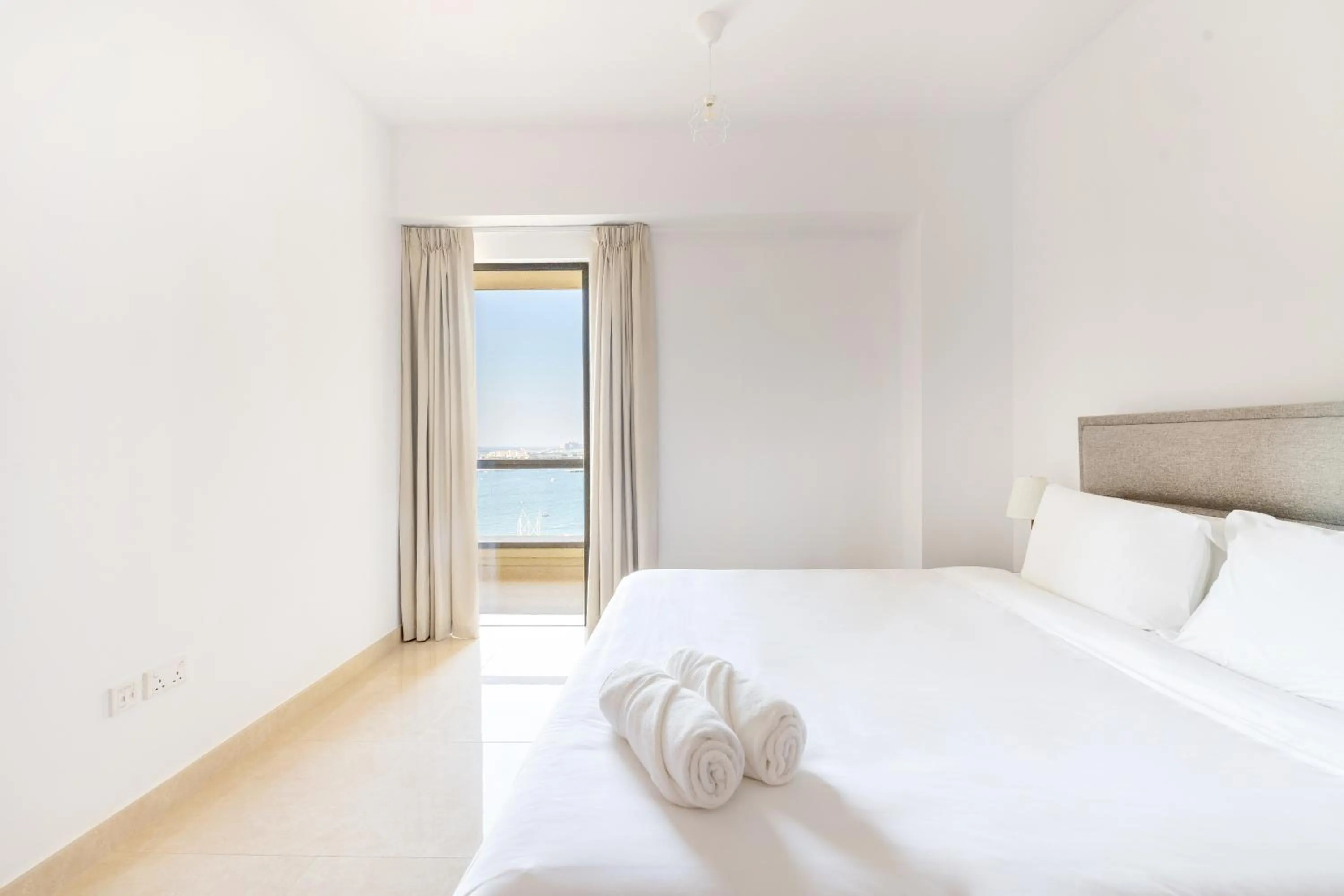 Bed in Deluxe Retreat In JBR - Million Dollar View - Balcony
