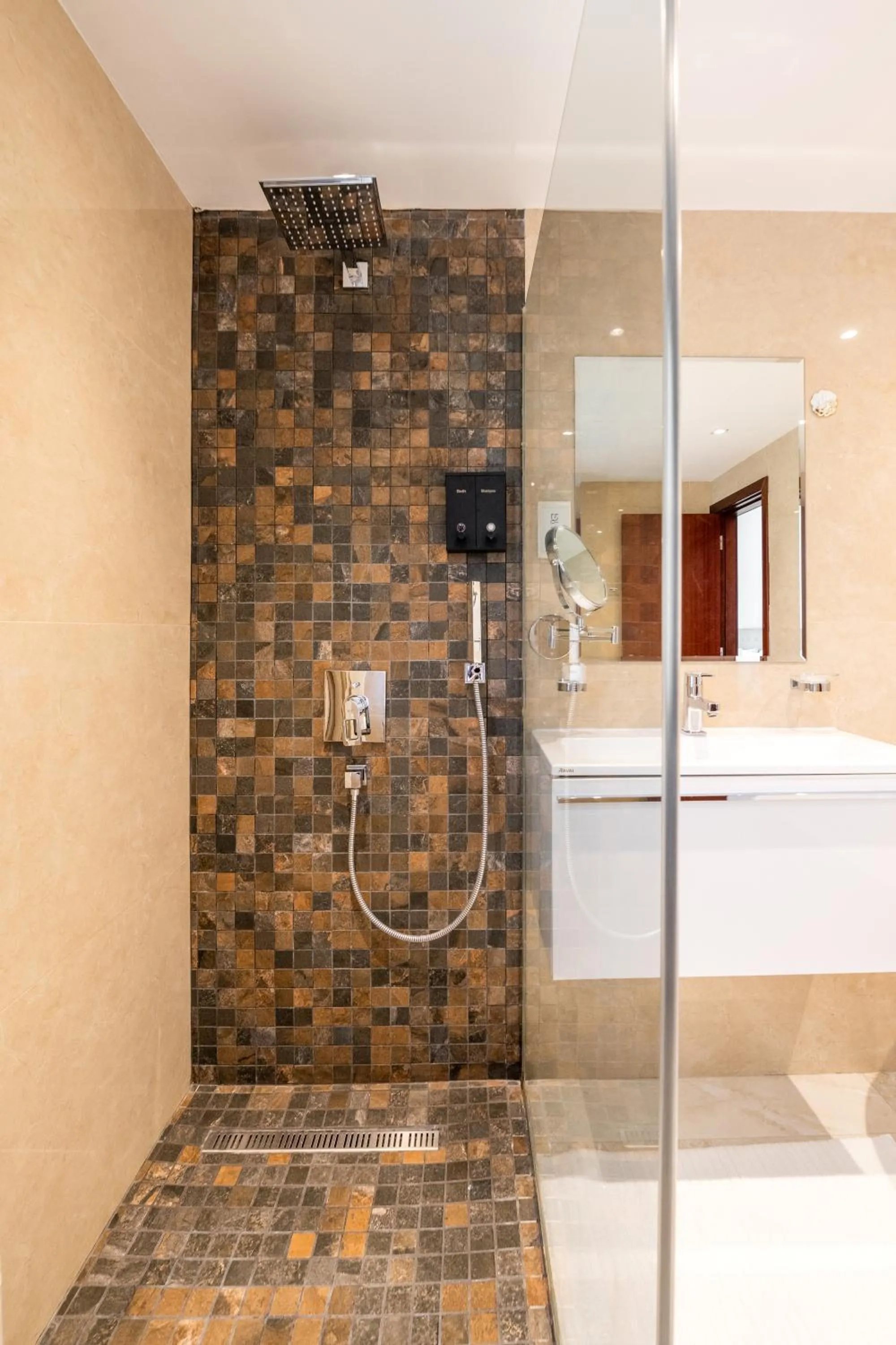 Shower in Deluxe Retreat In JBR - Million Dollar View - Balcony