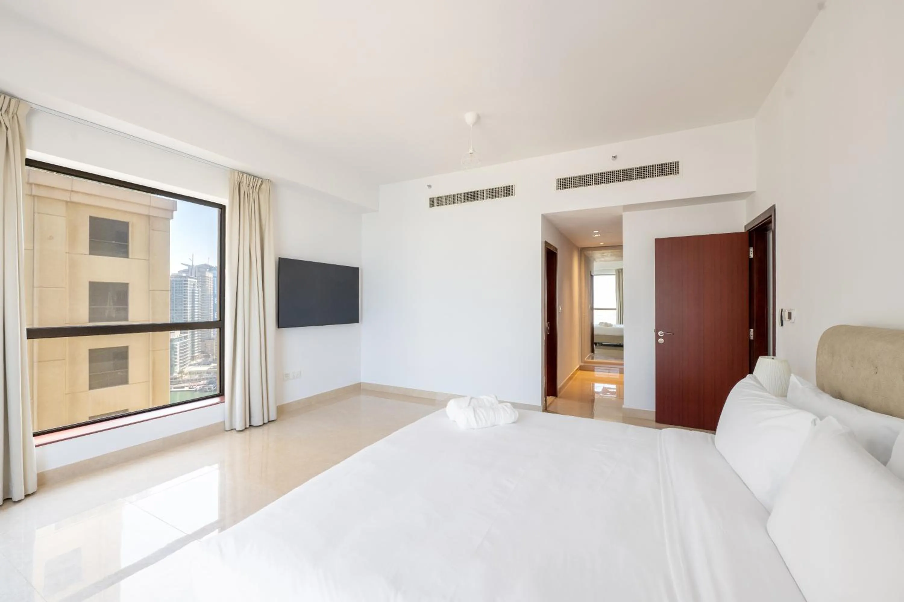 Bed in Deluxe Retreat In JBR - Million Dollar View - Balcony