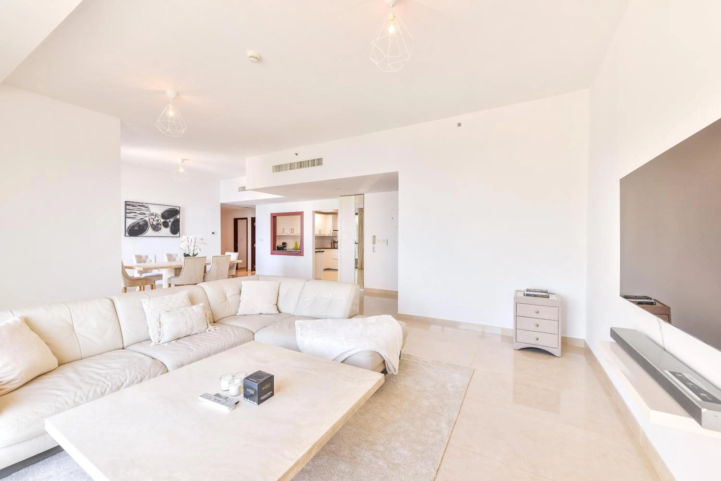 Communal lounge/ TV room in Deluxe Retreat In JBR - Million Dollar View - Balcony