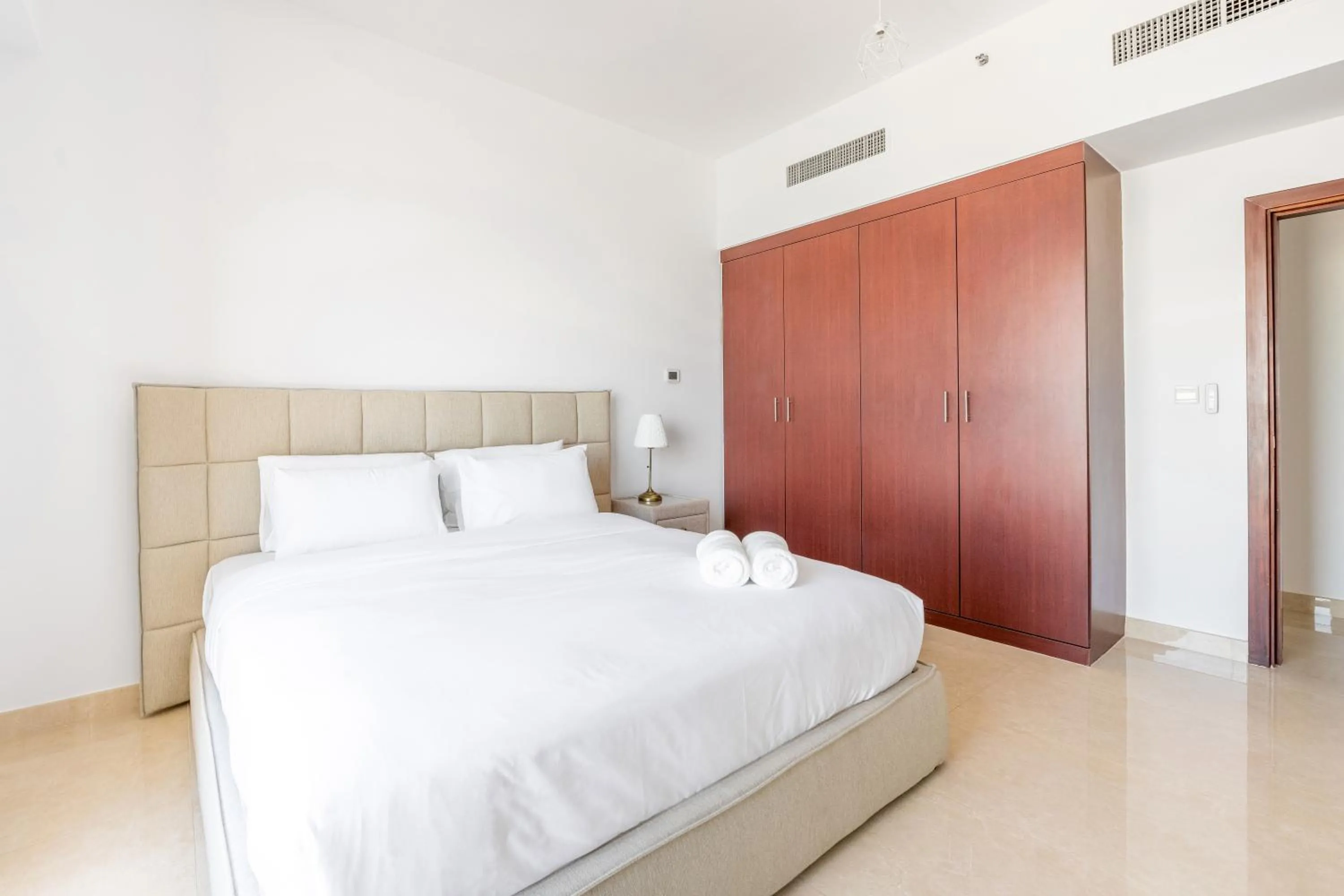 Bed in Deluxe Retreat In JBR - Million Dollar View - Balcony