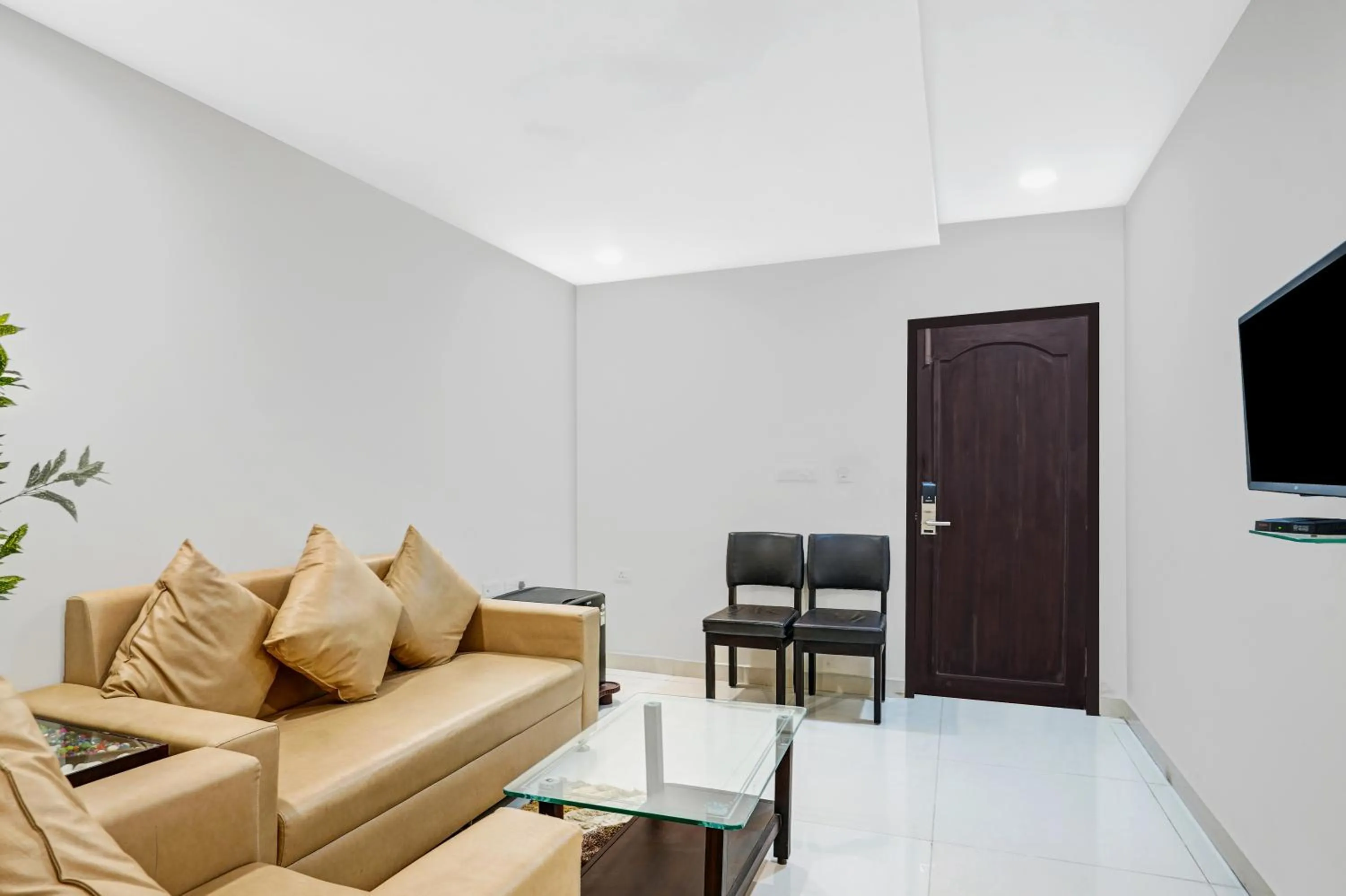 Seating area in Treebo Madhuvan Grand