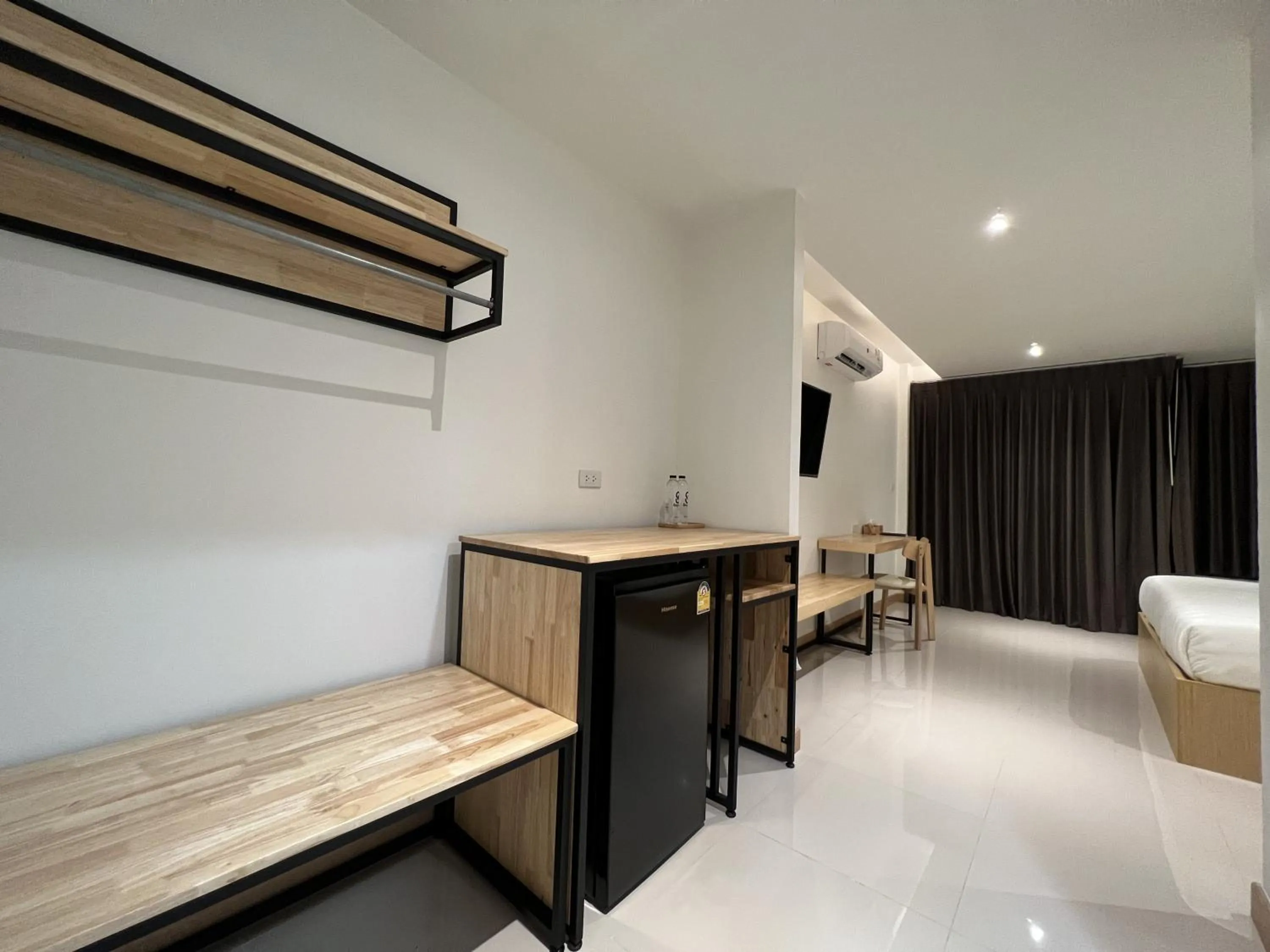 Bedroom, Bed in Super Highway Hotel