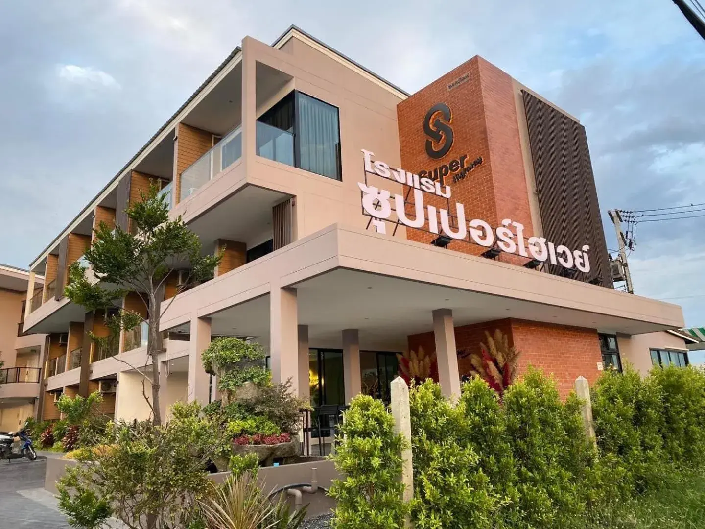 Property building in Super Highway Hotel Property building in Super Highway Hotel