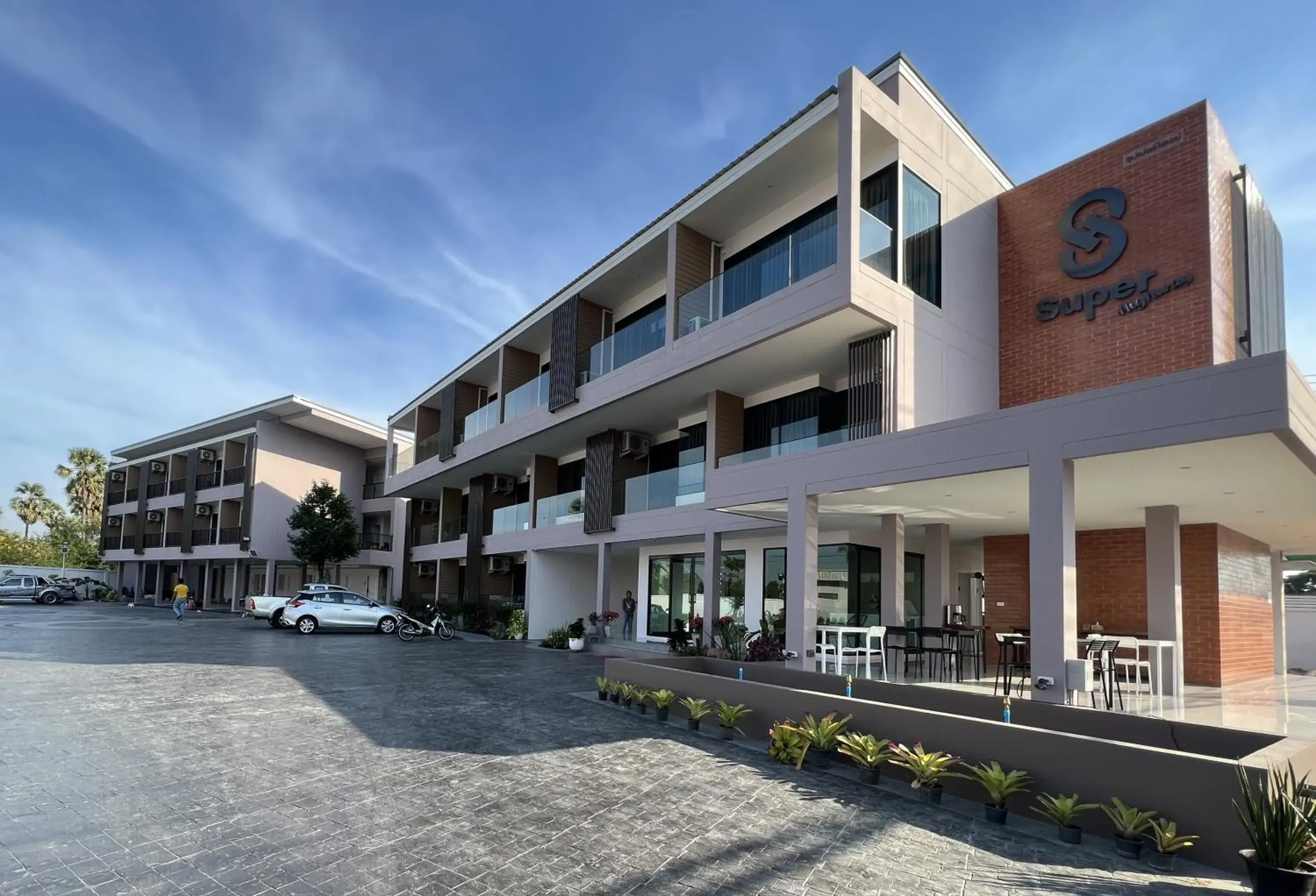 Property building in Super Highway Hotel Property building in Super Highway Hotel