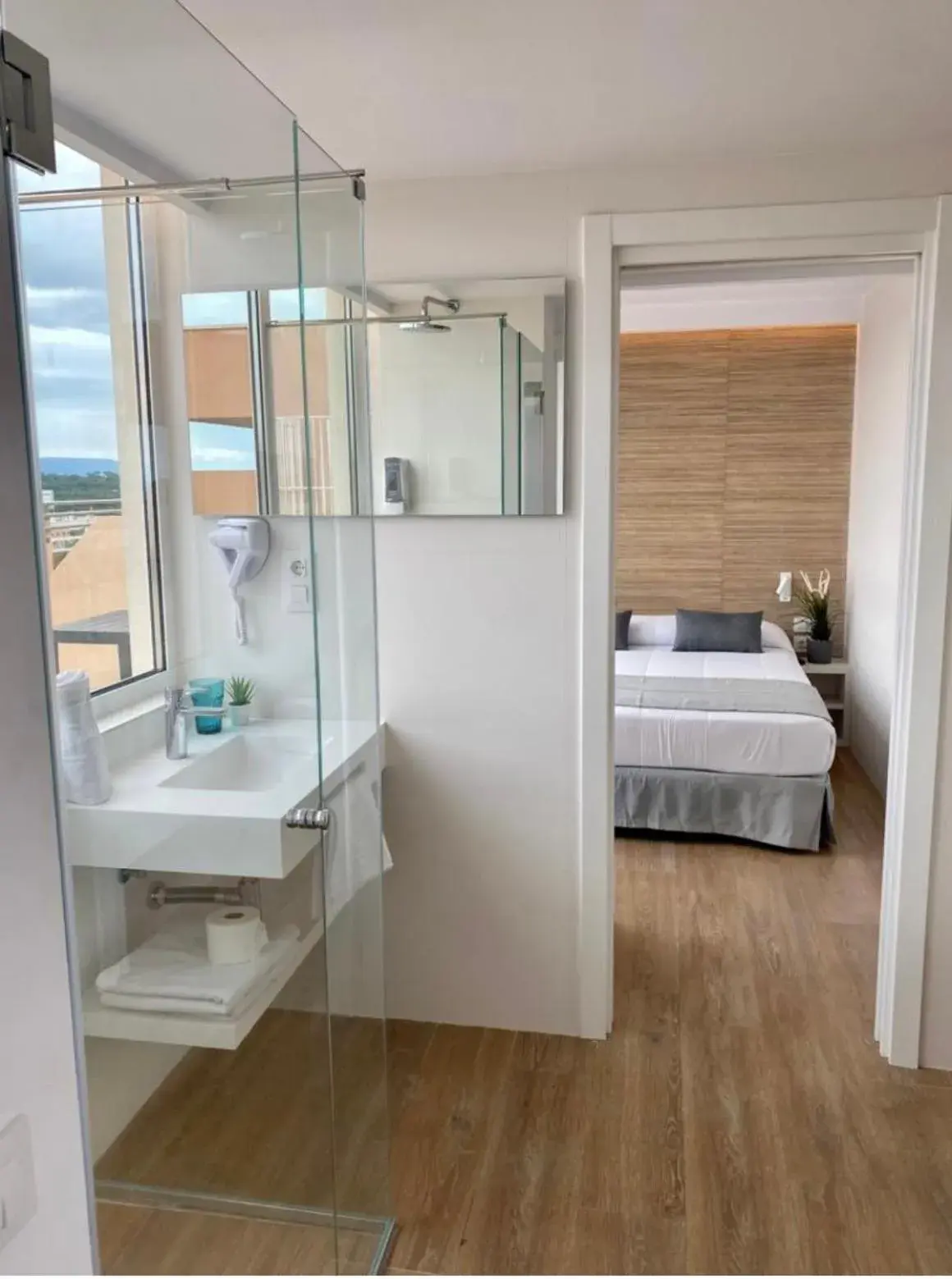 Shower, Bed in Aparthotel SunClub Salou Shower, Bed in Aparthotel SunClub Salou