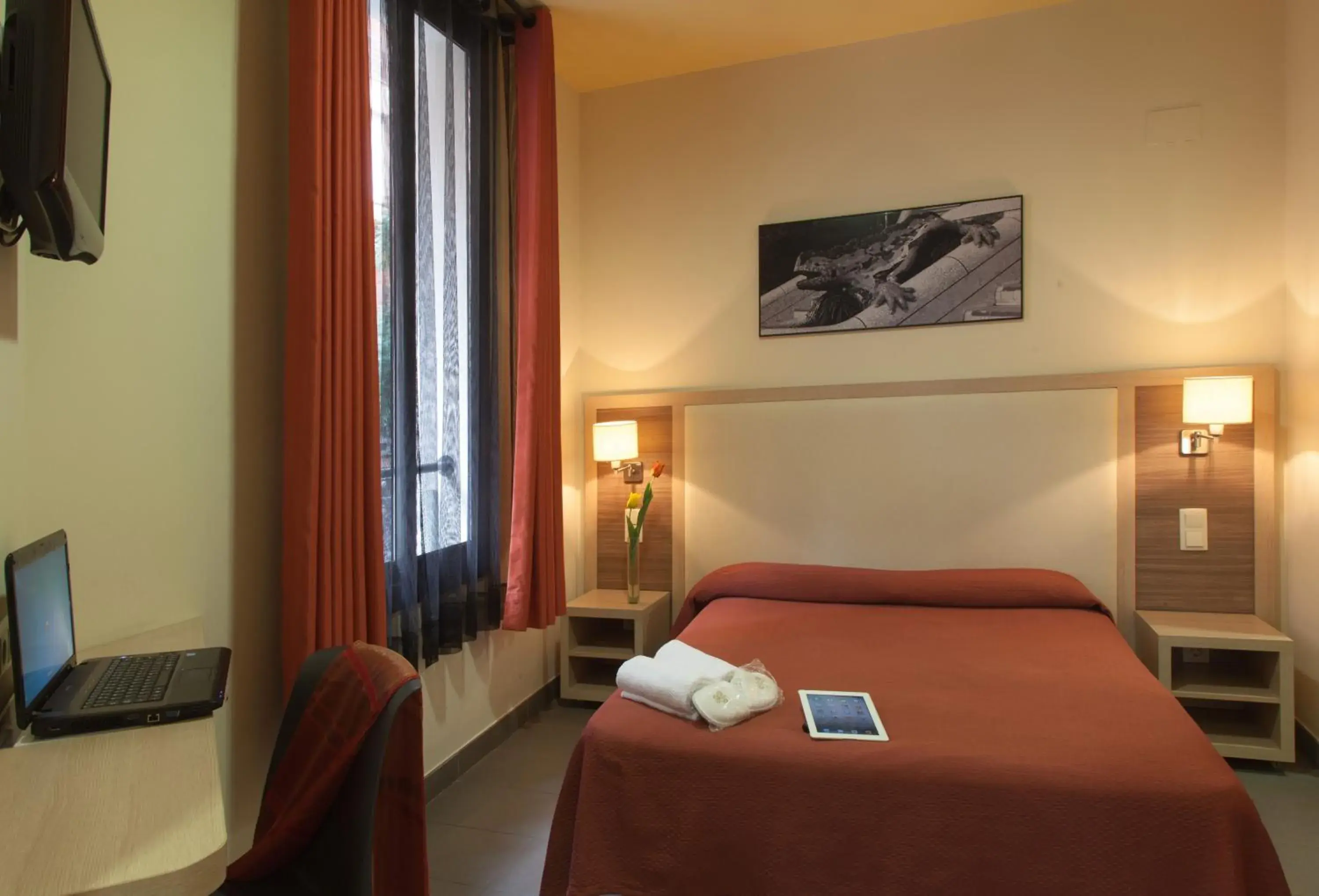 Superior Single Room in Residència Erasmus Gracia Superior Single Room in Residència Erasmus Gracia