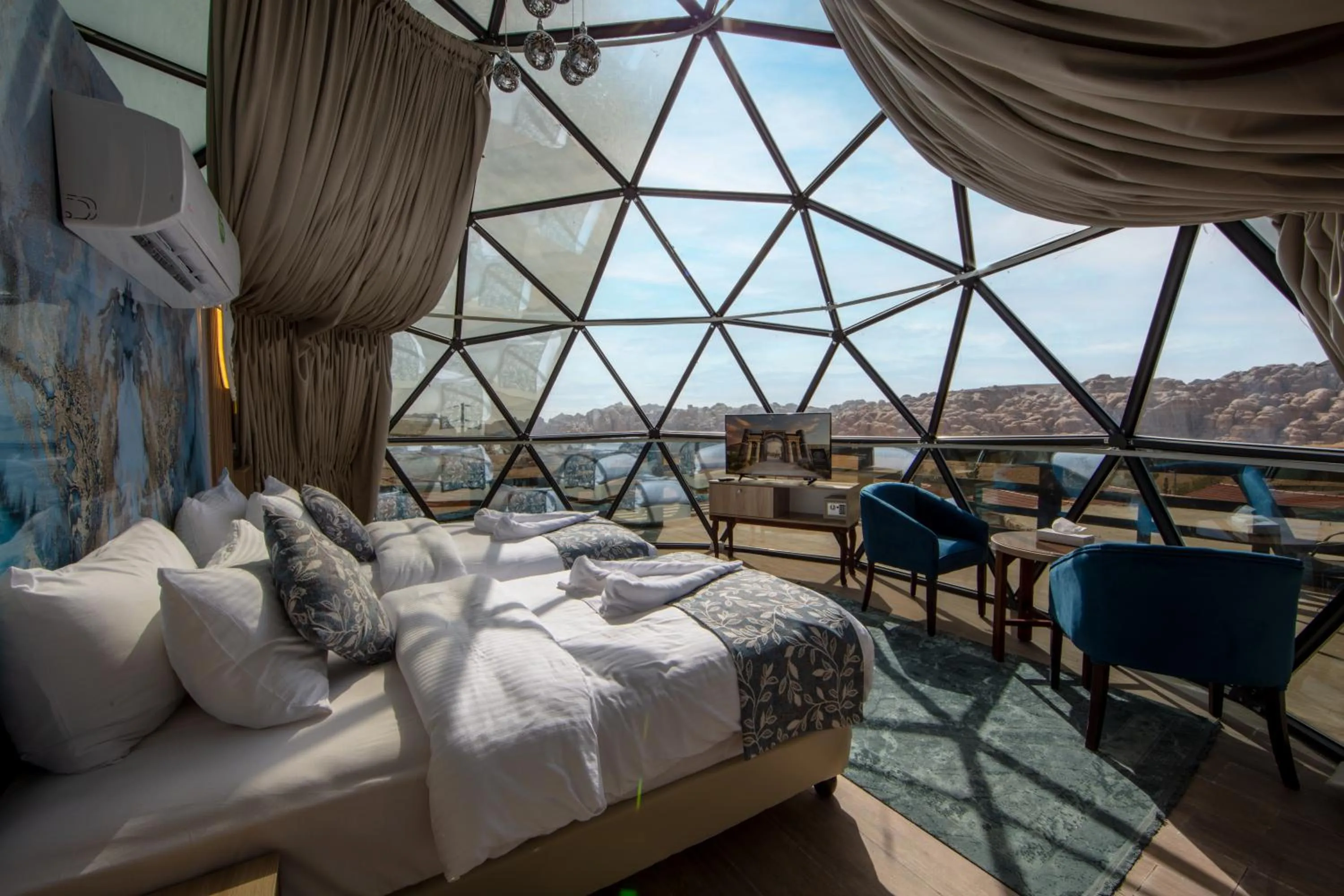 Bedroom, Bed in Petra Seasons luxury Resort