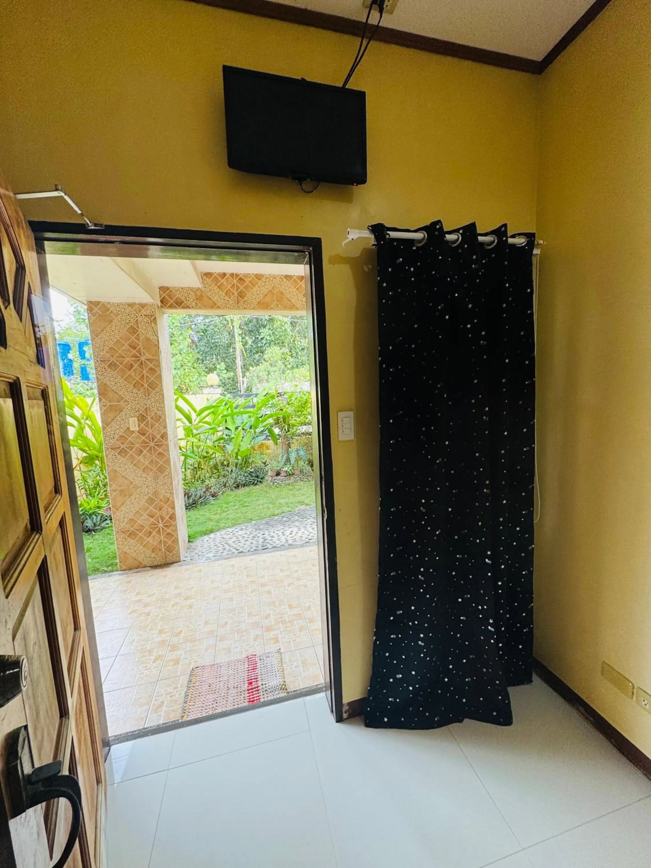 TV and multimedia in La-Familia Guest House