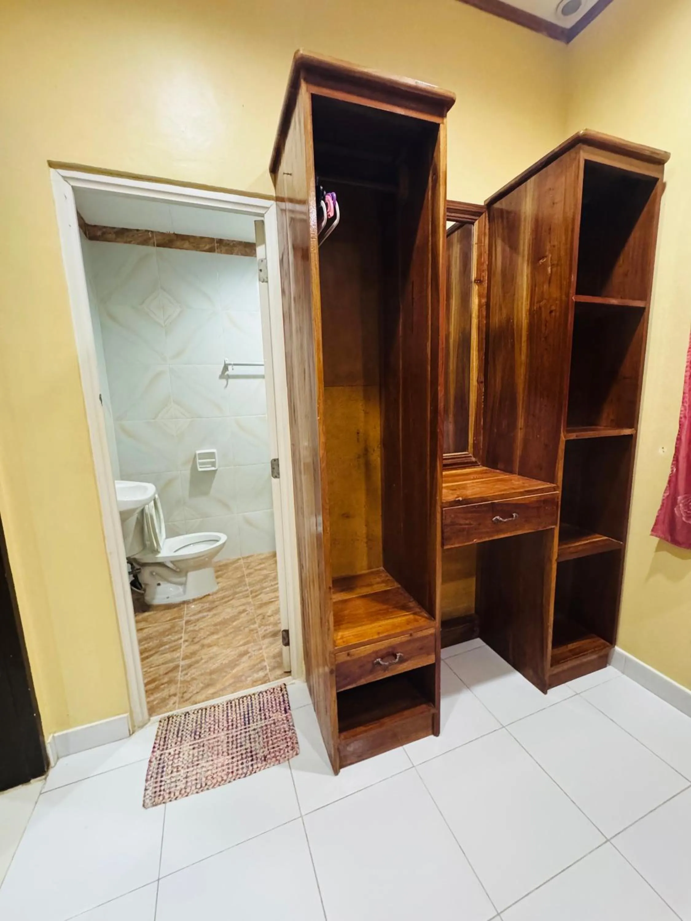 Toilet in La-Familia Guest House