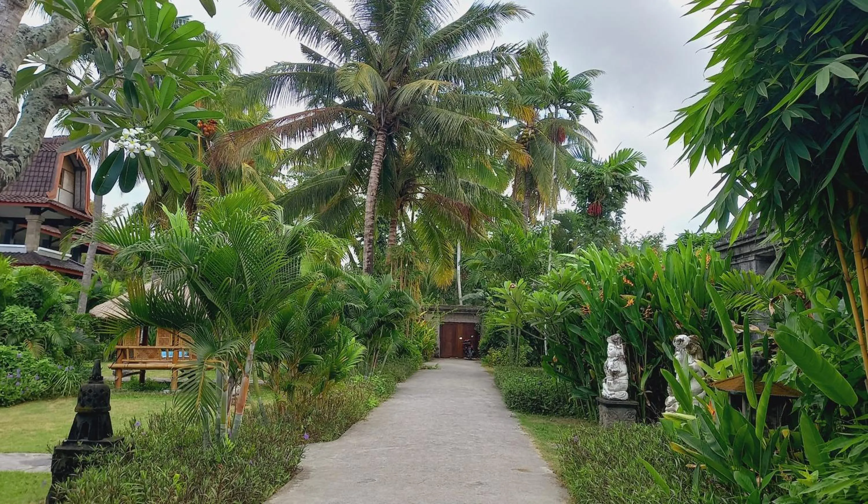 Garden in Matahari Inn Kuta Lombok