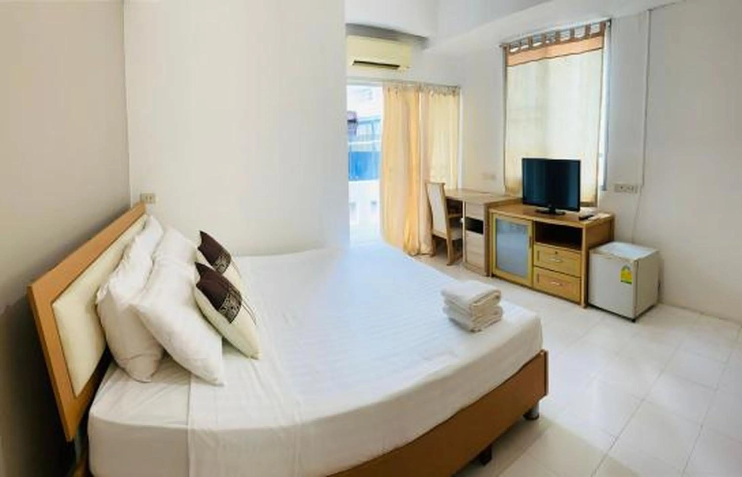 Photo of the whole room, Bed in Grandview Place