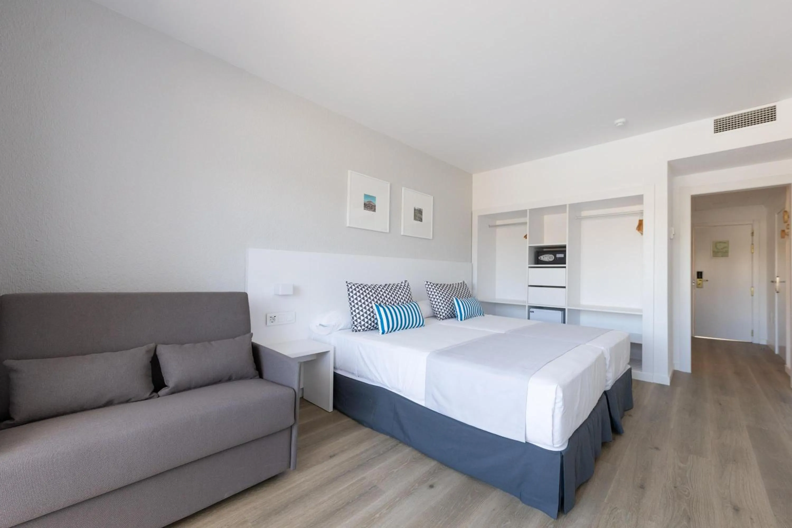 Photo of the whole room, Bed in BLUESEA Costa Bastian