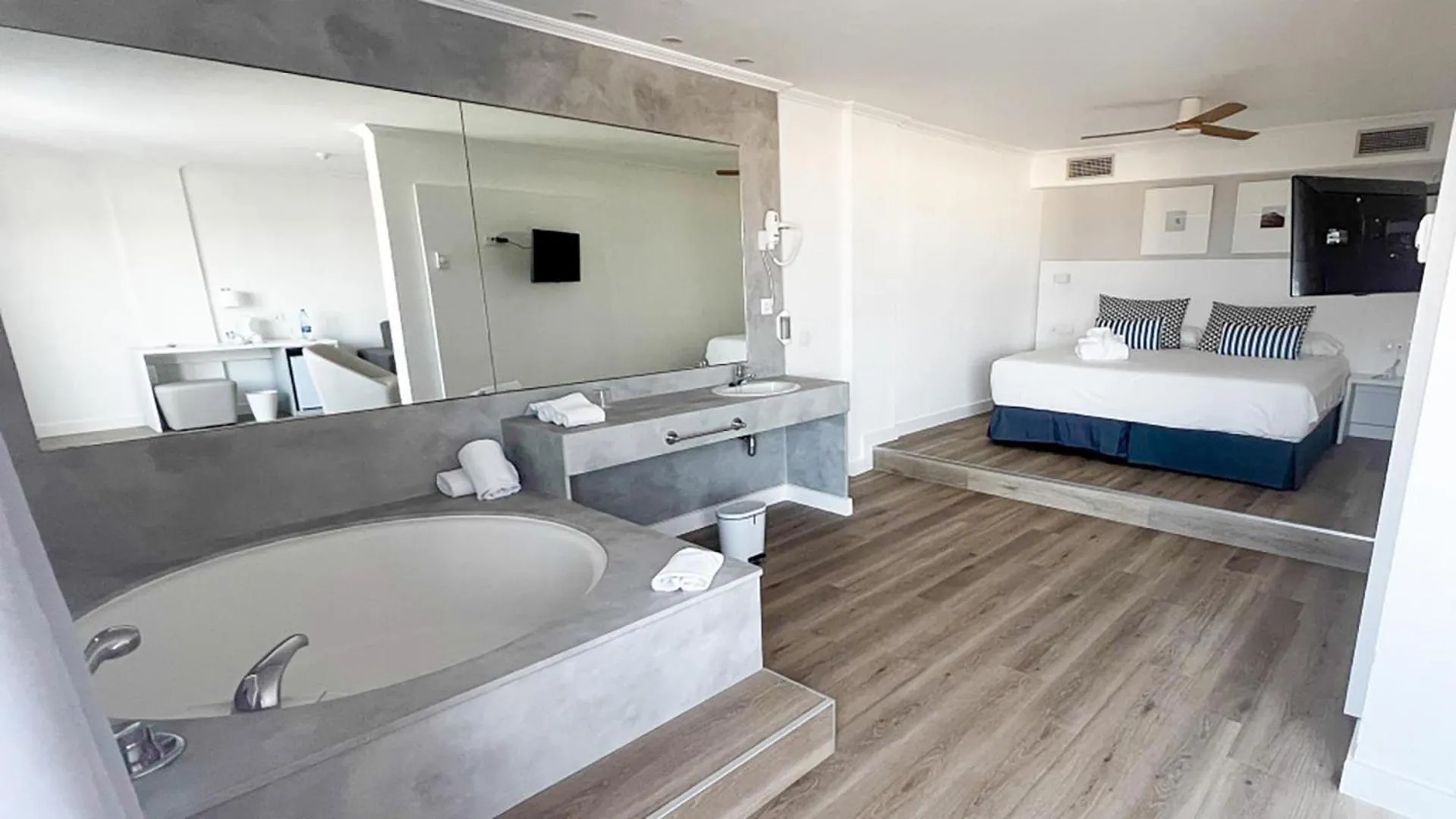 Photo of the whole room, Bed in BLUESEA Costa Bastian