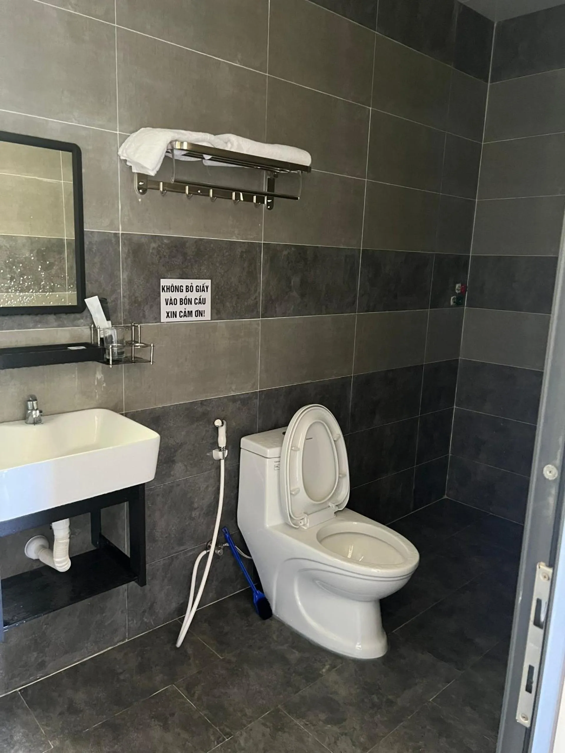 Toilet in Hotel Hòa Bình