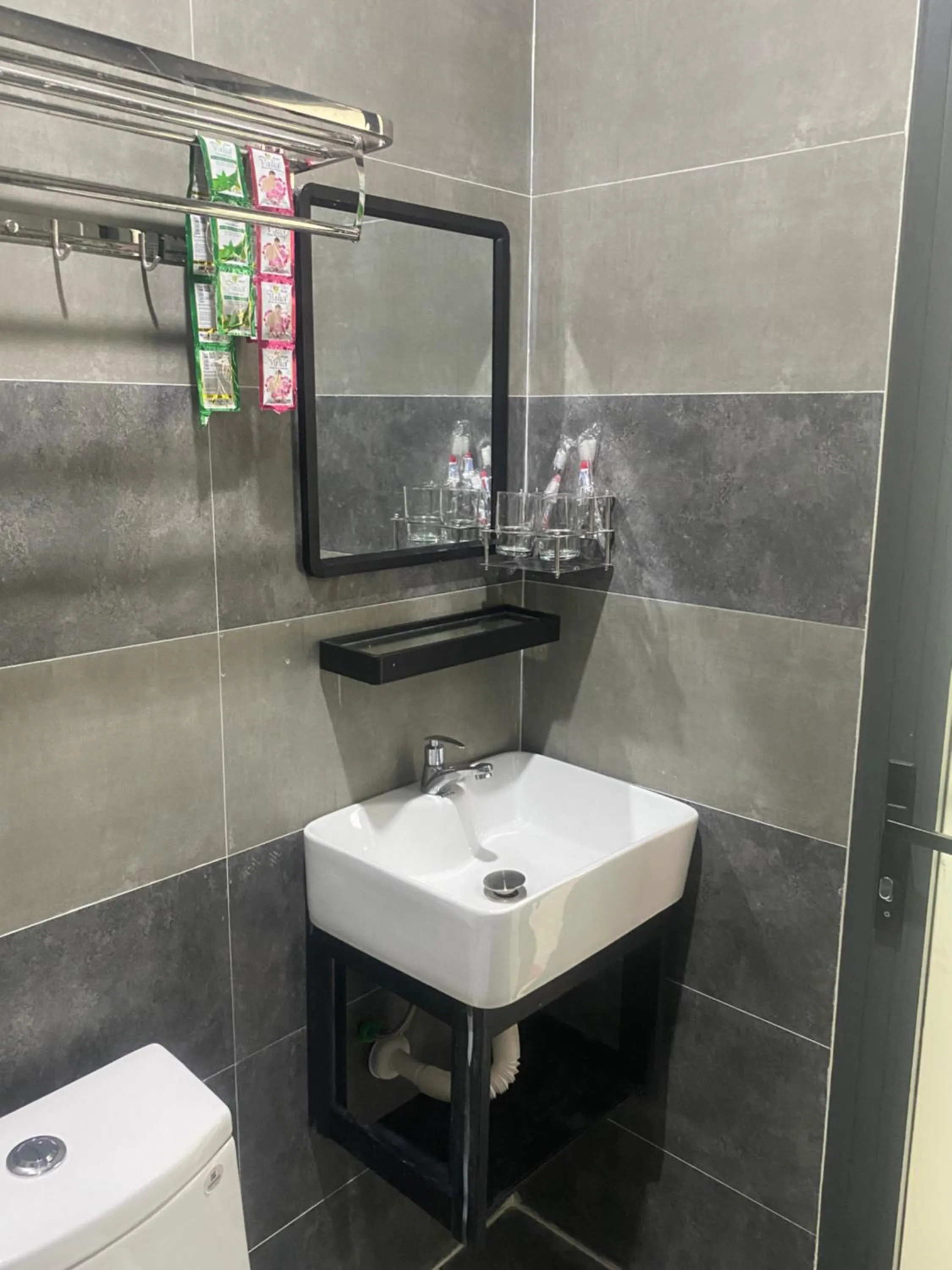 Toilet in Hotel Hòa Bình
