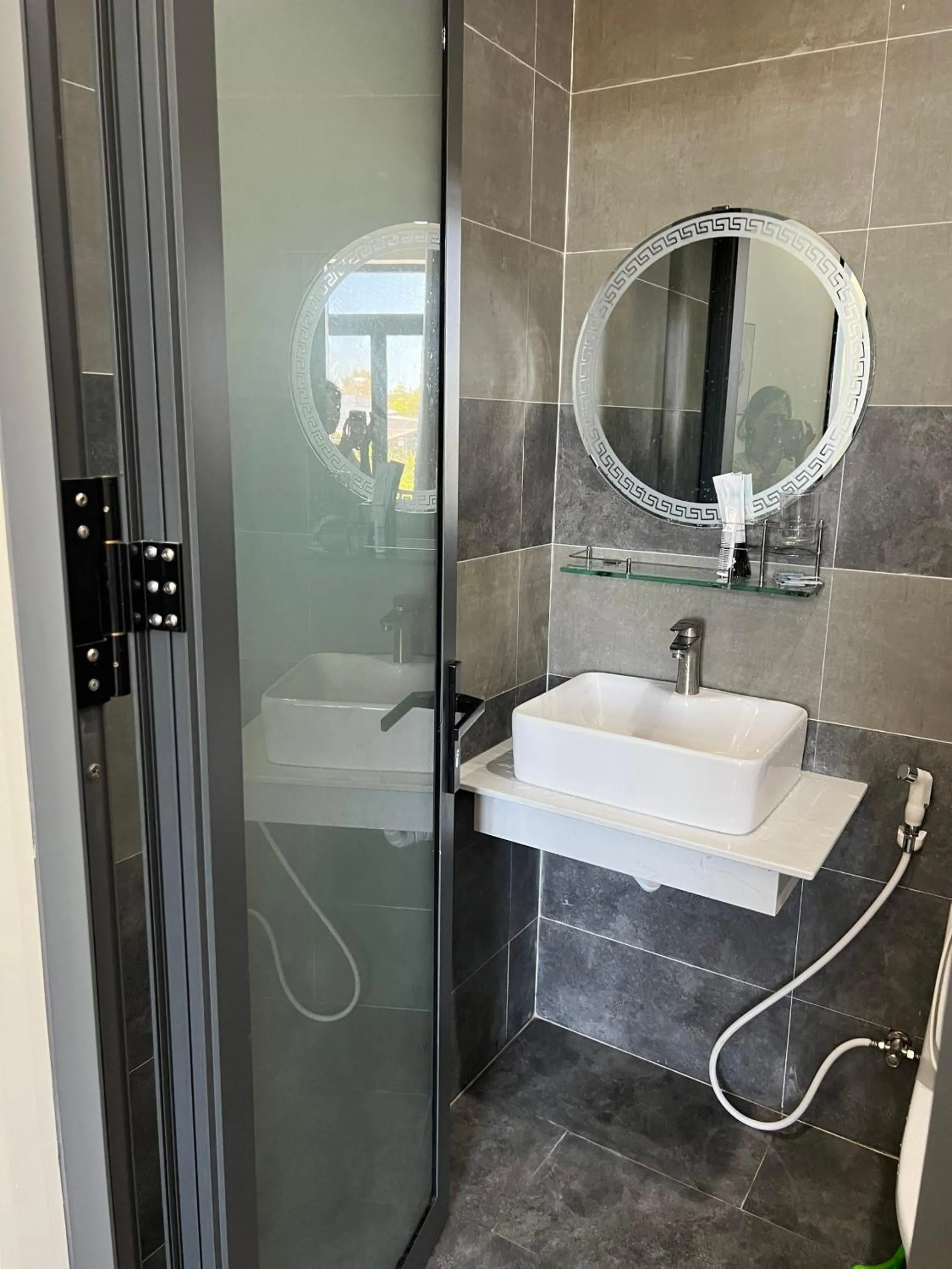 Shower in Hotel Hòa Bình
